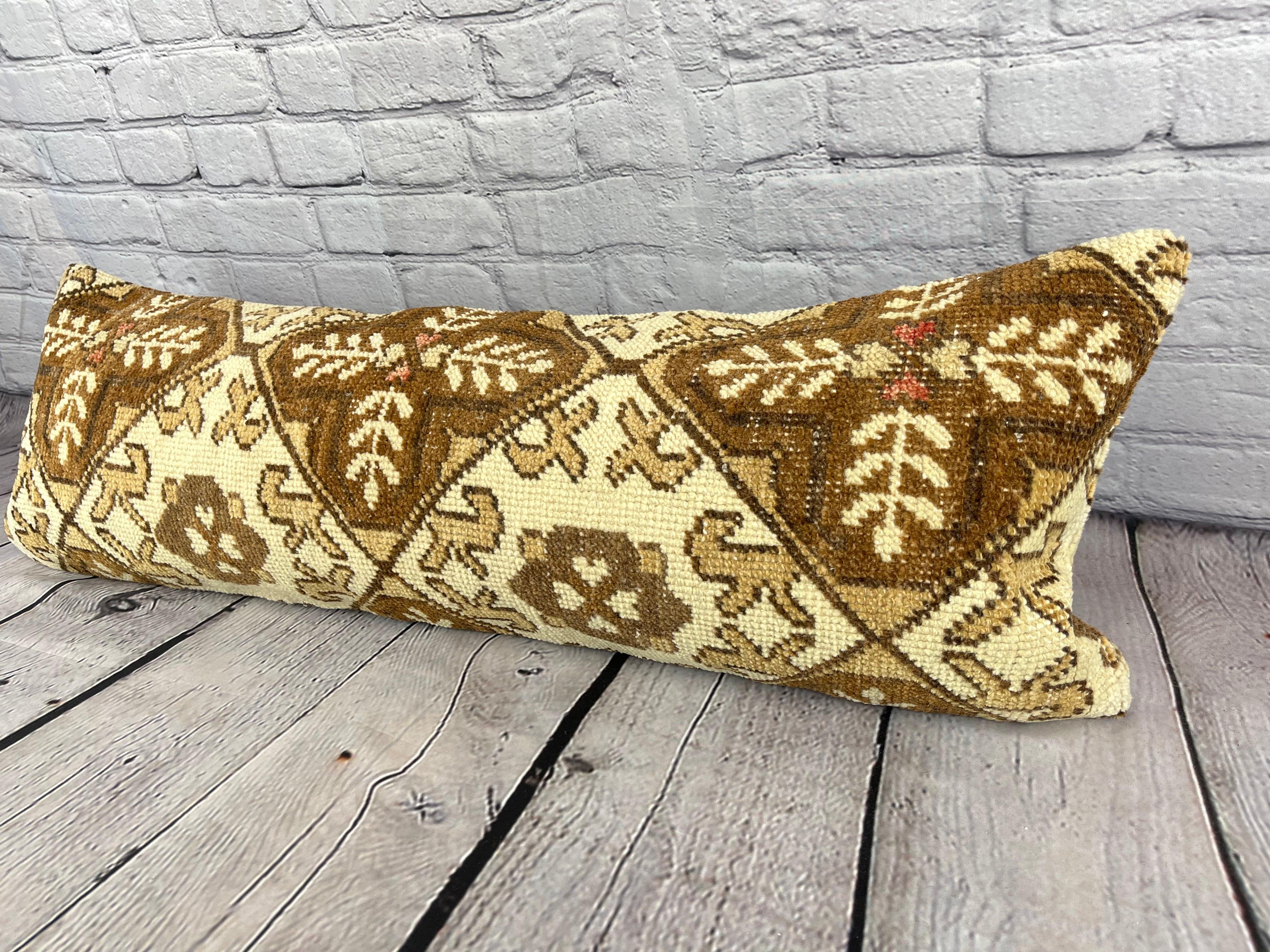 12 x 36 Cuscino tappeto lombare Serene Sanctuary Turkish Pillow Cushion Cover #6642 Migliora l'arredamento della tua casa con il nostro cuscino tappeto lombare Turkish Rug Cushion. Questo squisito copricuscino, meticolosamente tessuto a mano, dona