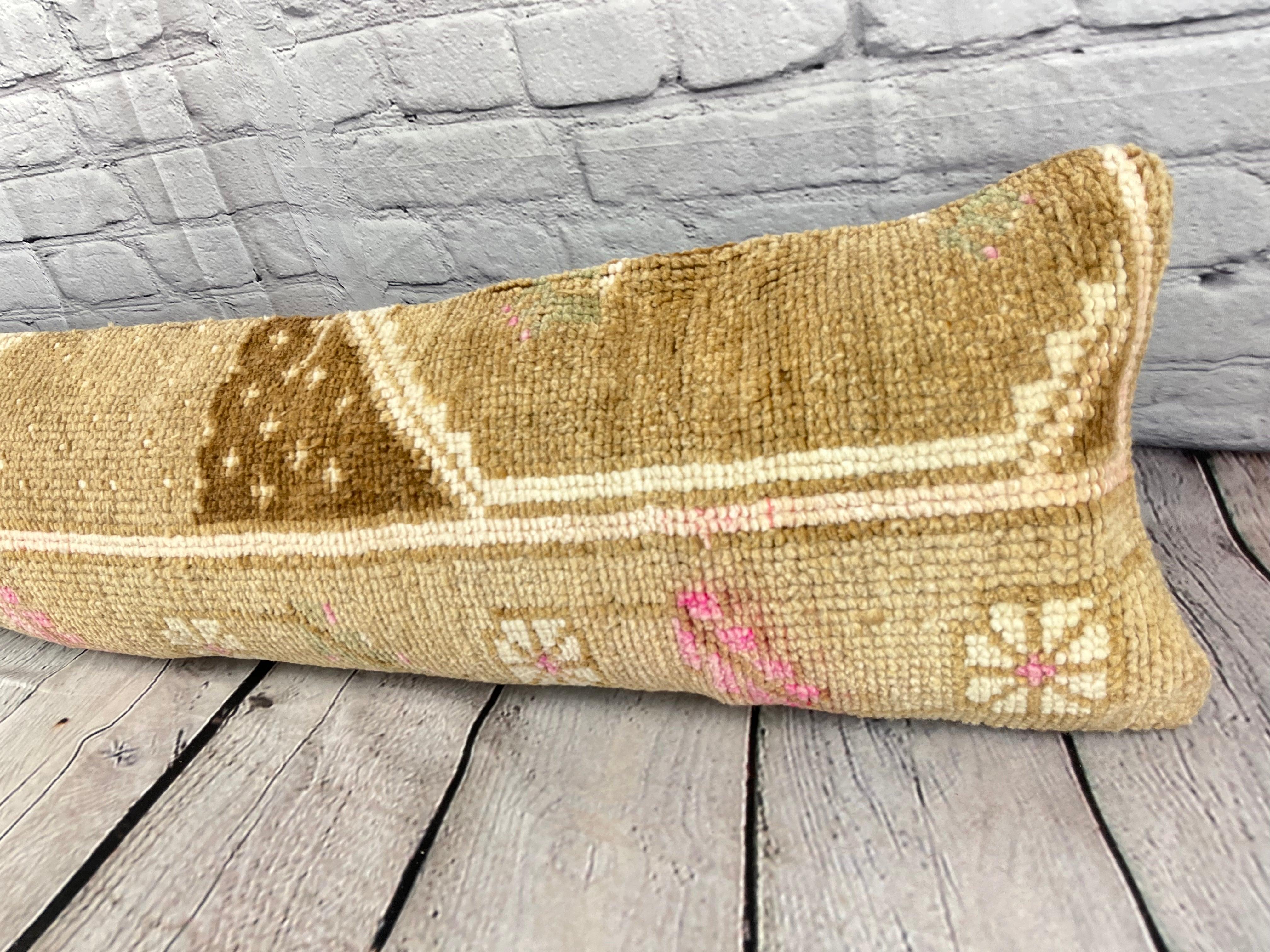 12 x 46 Cuscino tappeto lombare Abbellimenti esotici Cuscino turco Copricuscino #7557 Migliora l'arredamento della tua casa con il nostro cuscino tappeto lombare Cuscino turco. Questo squisito copricuscino, meticolosamente tessuto a mano, dona un