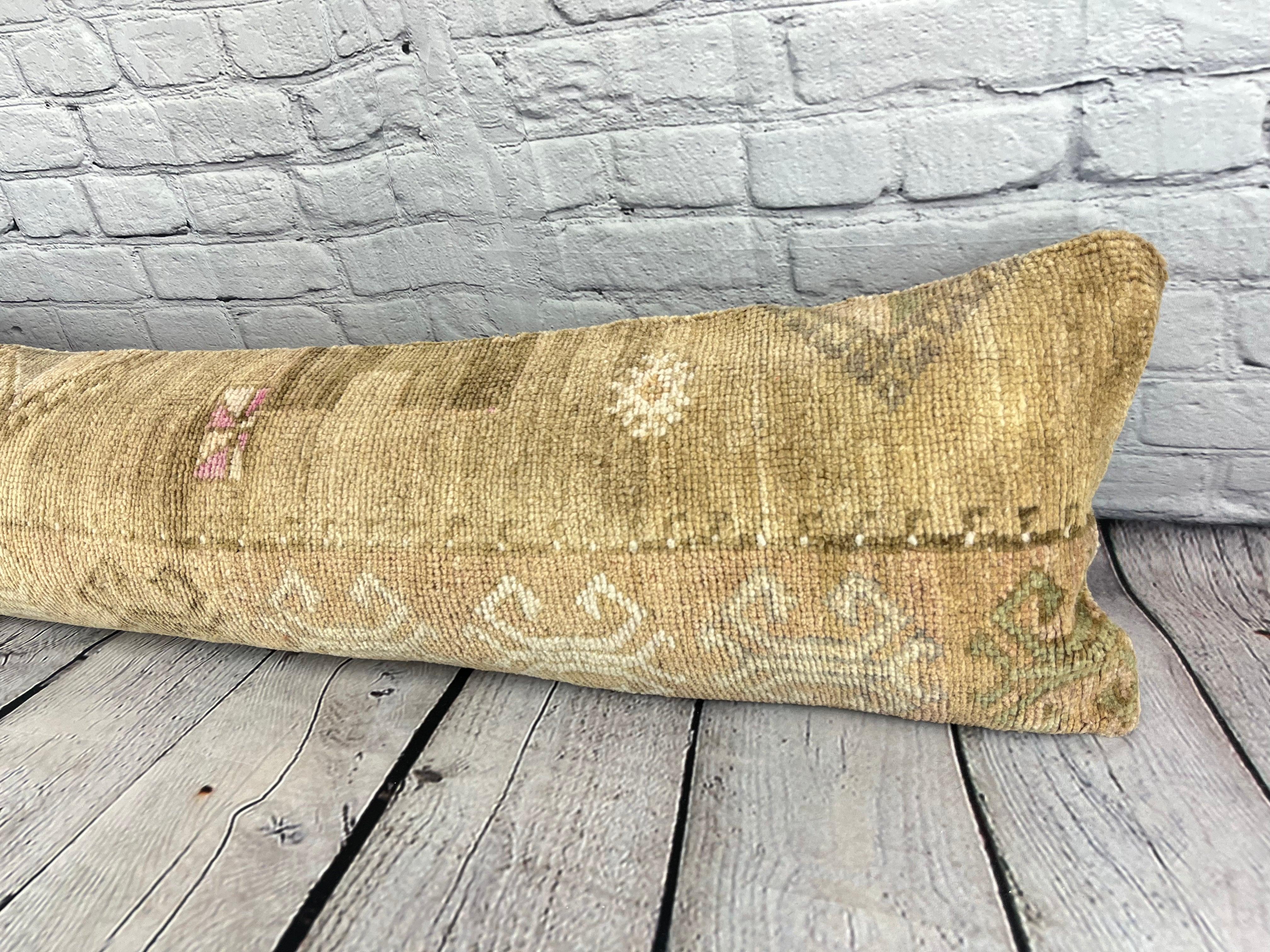 12 x 46 Cuscino Tappeto Lombare Anatolian Jewell Cuscino Turco Copricuscino #7770 Migliora l'arredamento della tua casa con il nostro Cuscino Tappeto Lombare Cuscino Turco. Questo squisito copricuscino, meticolosamente tessuto a mano, dona un tocco
