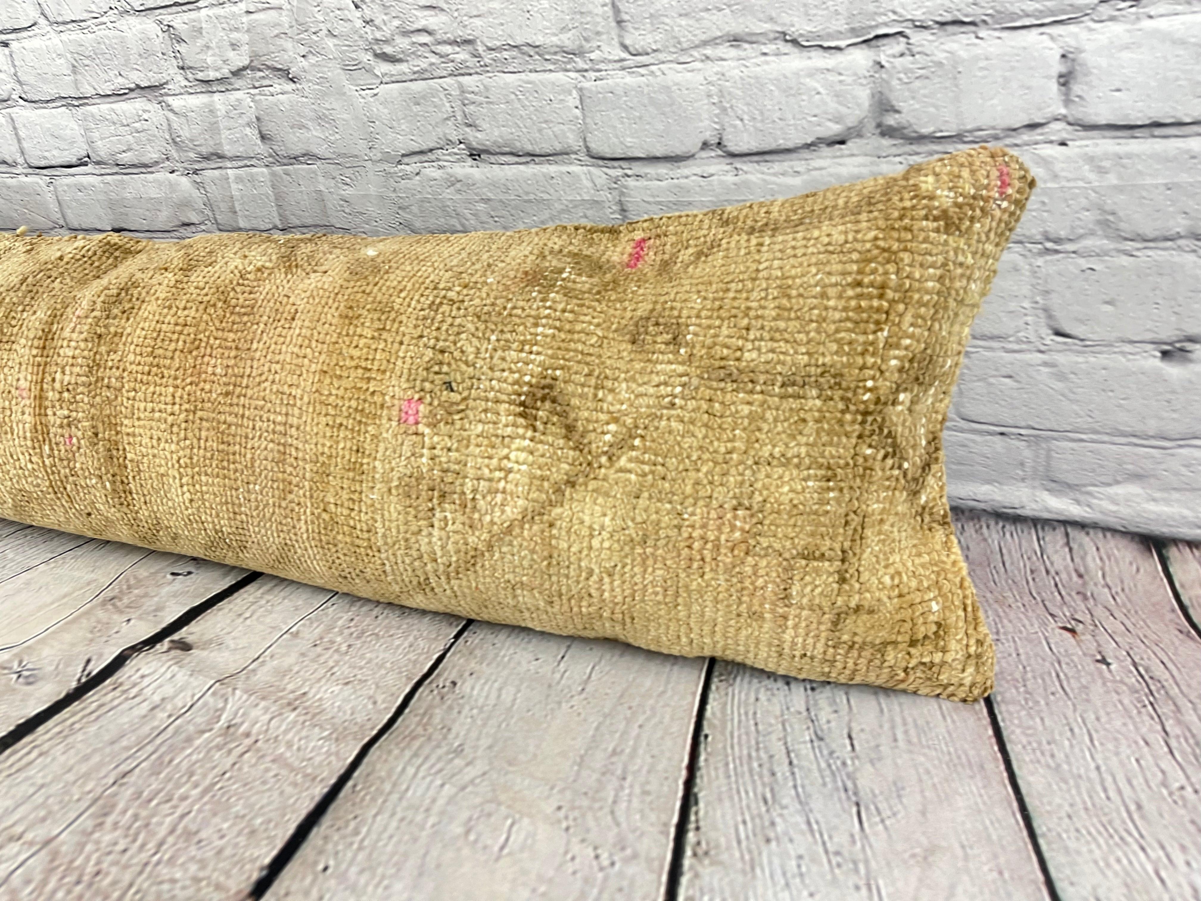 12 x 46 Lumbar Rug Pillow Artisanal Flair Turkish Pillow Cushion Cover #7854 Verbessern Sie Ihr Zuhause mit unserem Lumbar Rug Pillow Turkish Rug Cushion. Dieser exquisite, sorgfältig handgewebte Kissenbezug bringt einen Hauch von Eleganz und