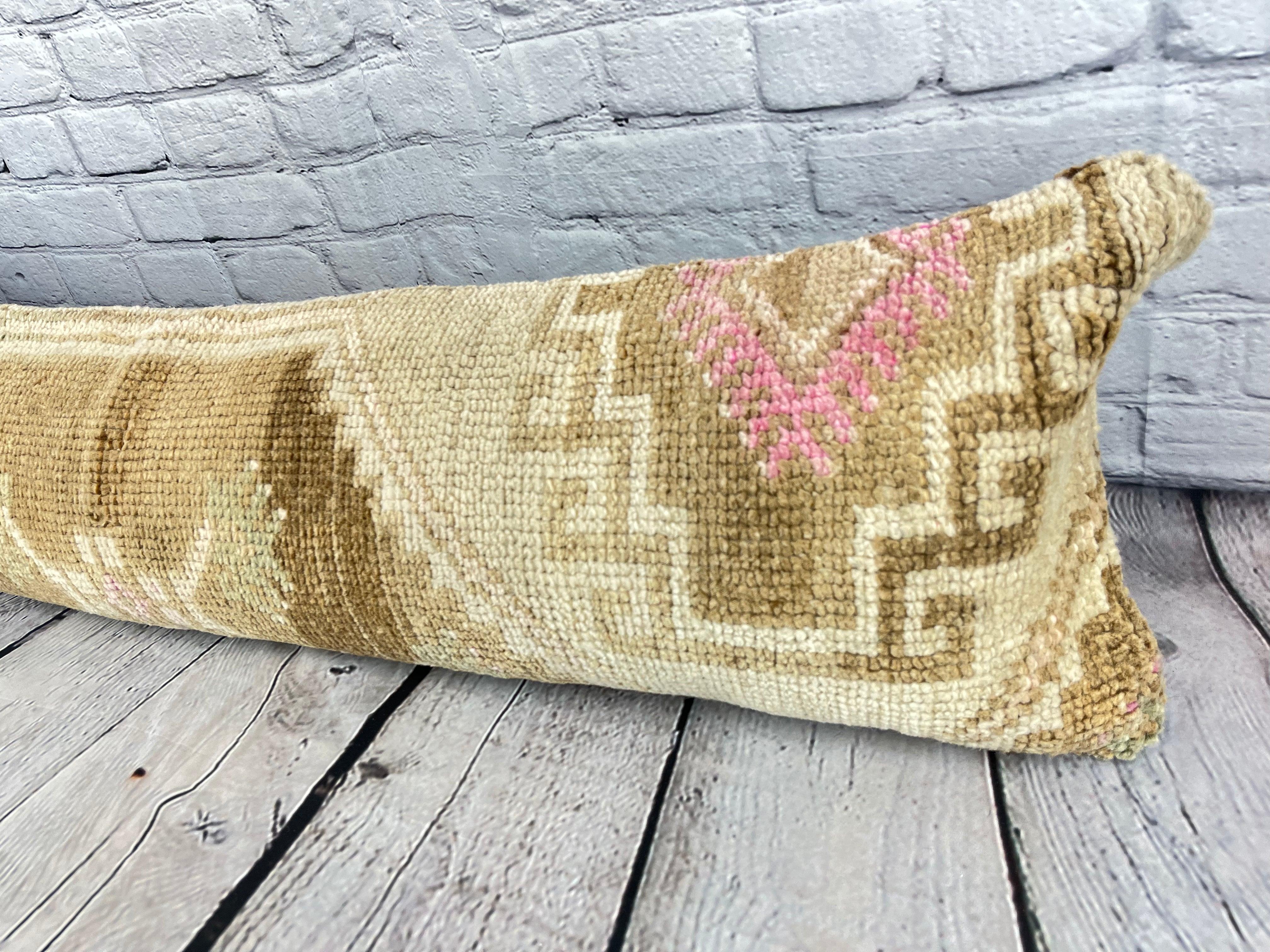 12 x 46 Cuscino tappeto lombare Cappadocian Zen Turkish Pillow Cushion Cover #7502 Migliora l'arredamento della tua casa con il nostro cuscino tappeto lombare Turkish Rug Cushion. Questo squisito copricuscino, meticolosamente tessuto a mano, dona un