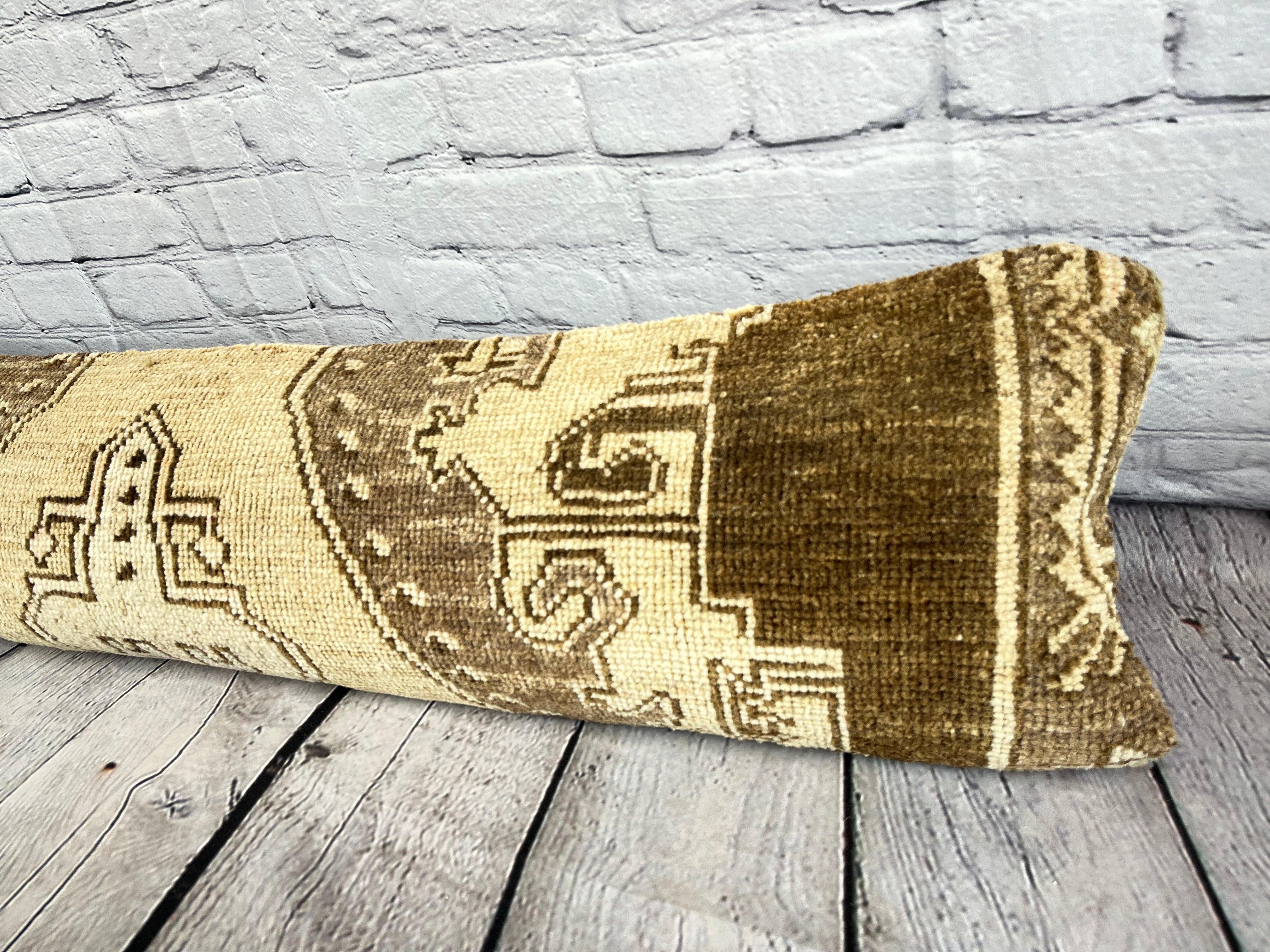 12 x 46 Cuscino tappeto lombare Romanticismo orientale Cuscino turco Copricuscino #7562 Migliora l'arredamento della tua casa con il nostro cuscino tappeto lombare Cuscino turco. Questo squisito copricuscino, meticolosamente tessuto a mano, dona un