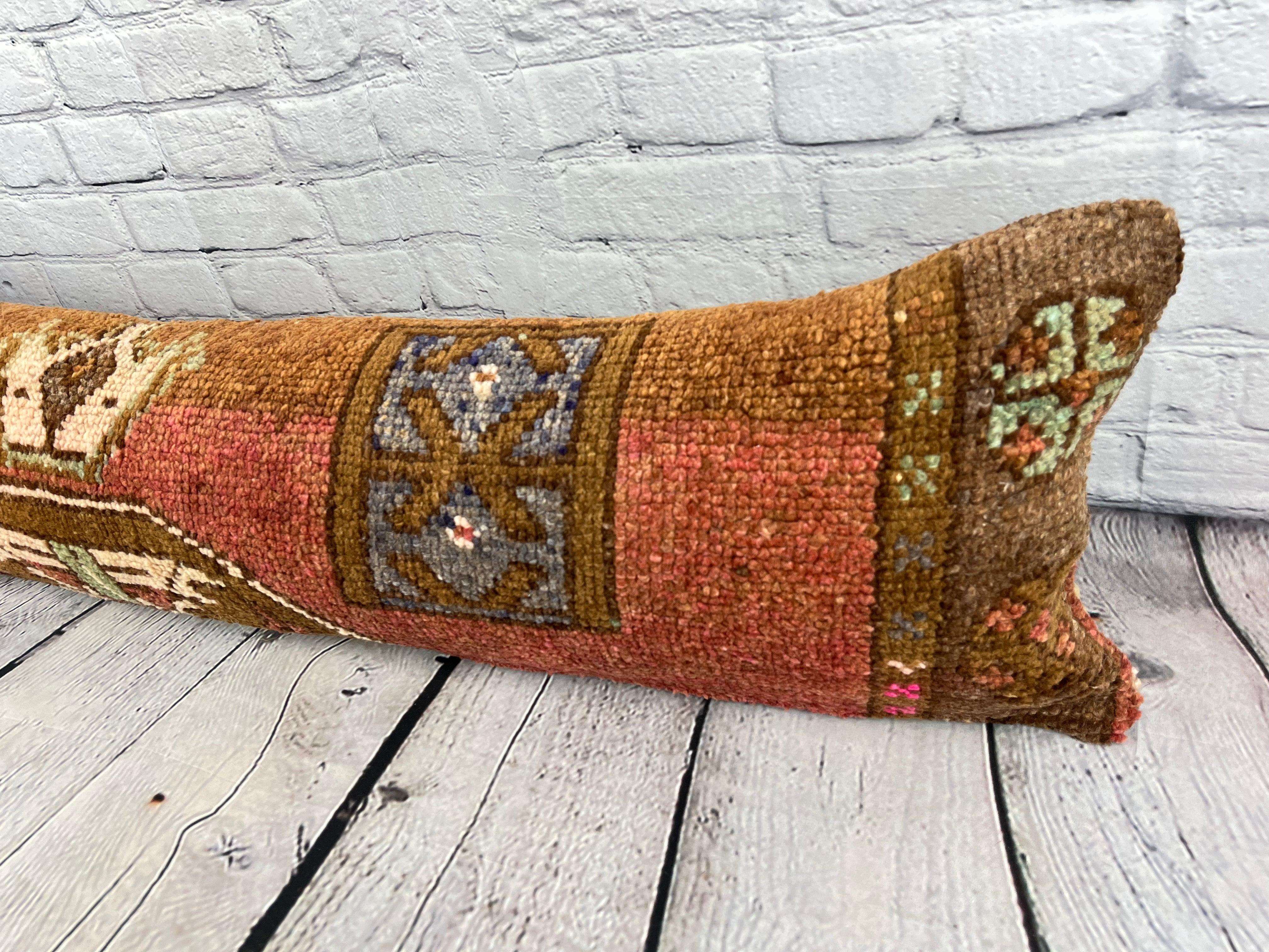 12 x 46 Lumbar Rug Pillow Essence Oasis Turkish Pillow Cushion Cover #7741 Verbessern Sie Ihre Einrichtung mit unserem Lumbar Rug Pillow Turkish Rug Cushion. Dieser exquisite, sorgfältig handgewebte Kissenbezug bringt einen Hauch von Eleganz und