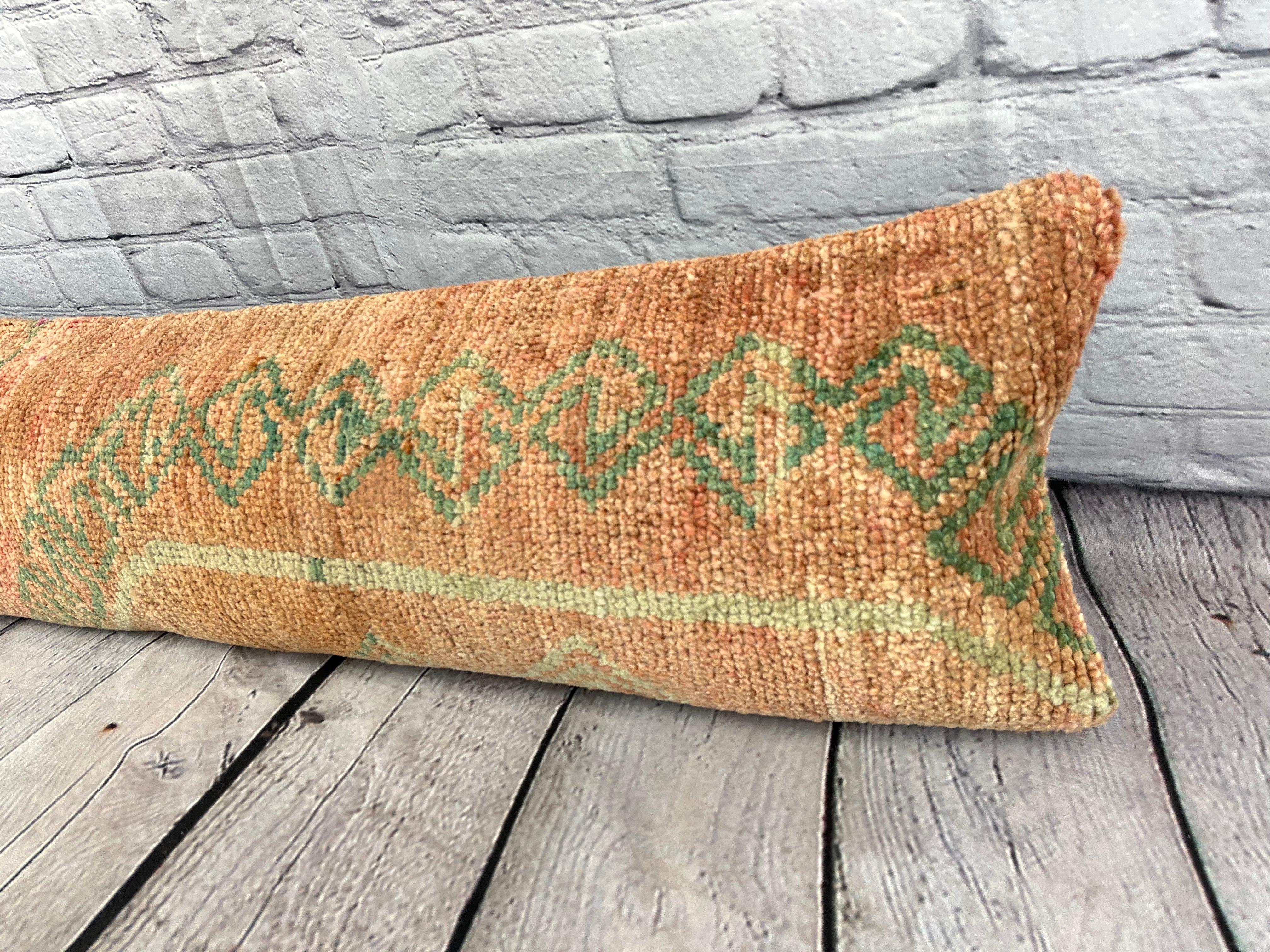 12 x 46 Almohada Alfombra Lumbar Cojín Turco Glamour Global #7560 Mejora la decoración de tu hogar con nuestra Almohada Alfombra Lumbar Cojín Turco. Esta exquisita funda de almohada, meticulosamente tejida a mano, aporta un toque de elegancia y