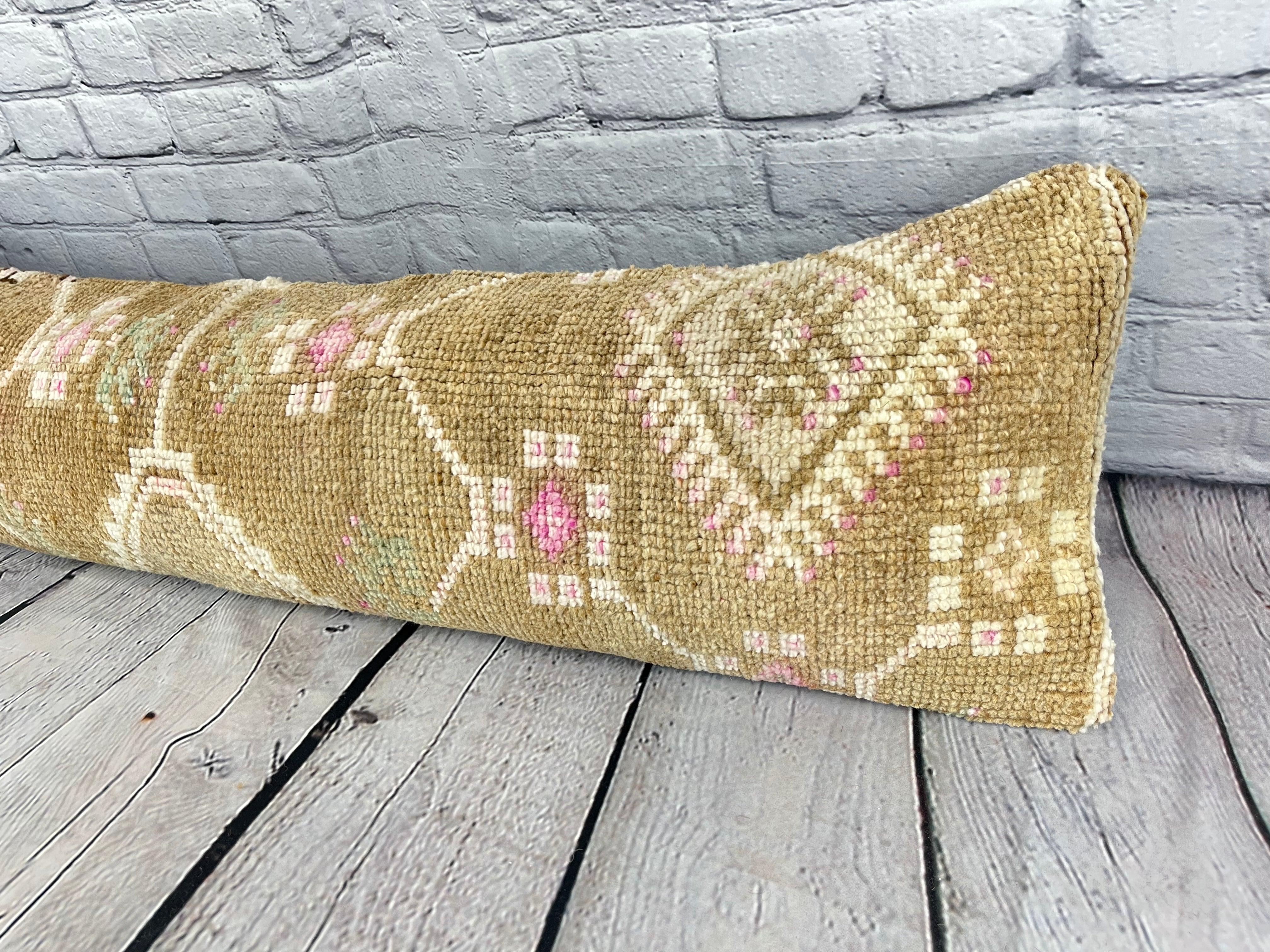 12 x 46 Cuscino tappeto lombare Istanbul Dream Turkish Pillow Cushion Cover #7516 Migliora l'arredamento della tua casa con il nostro cuscino tappeto lombare Turkish Rug Cushion. Questo squisito copricuscino, meticolosamente tessuto a mano, dona un