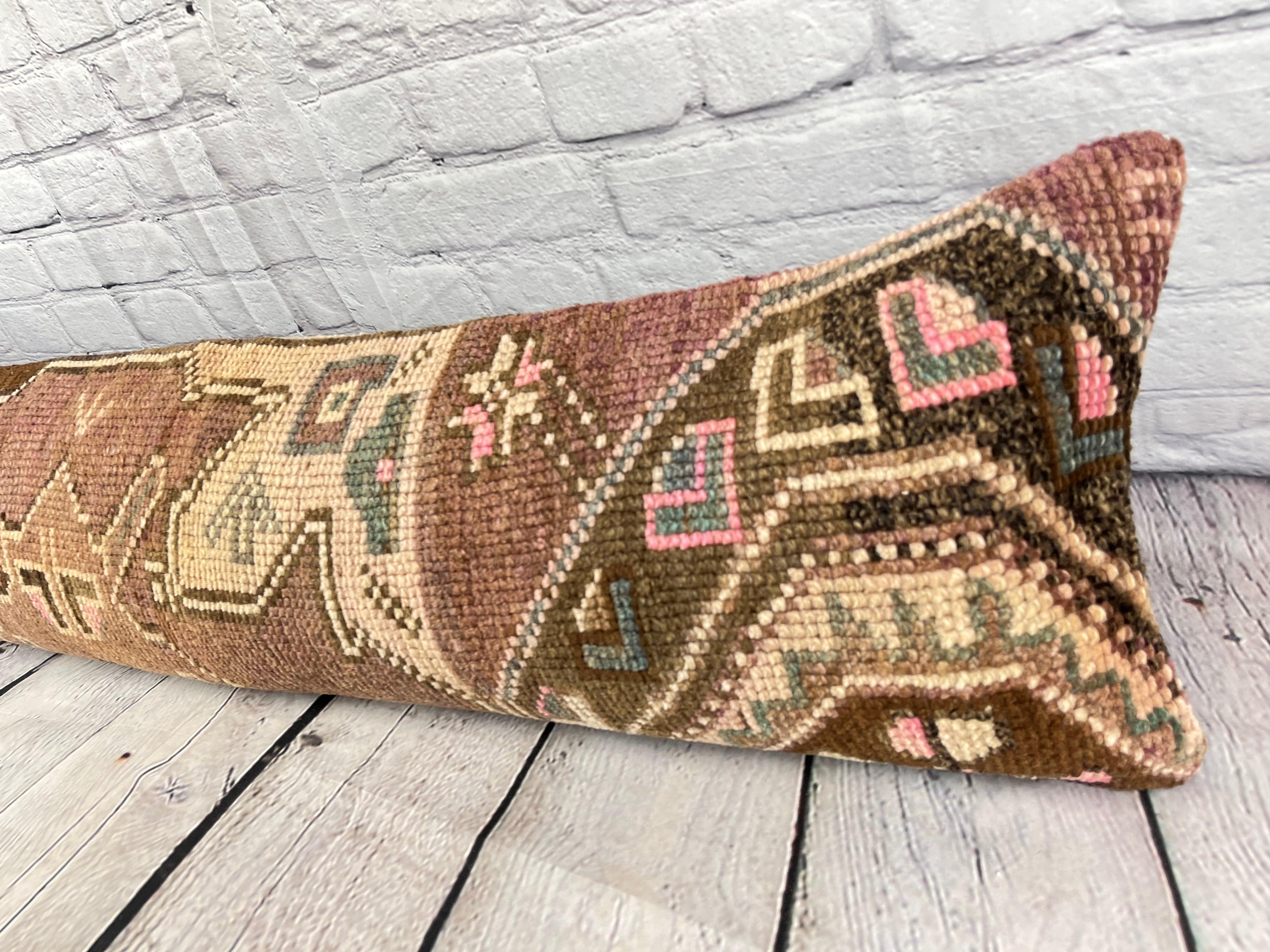 12 x 46 Lumbar Rug Pillow Nomadic Elegance Turkish Pillow Cushion Cover #7539 Améliorez votre décoration intérieure avec notre Lumbar Rug Pillow Turkish Rug Cushion. Cette exquise housse de coussin, méticuleusement tissée à la main, apporte une