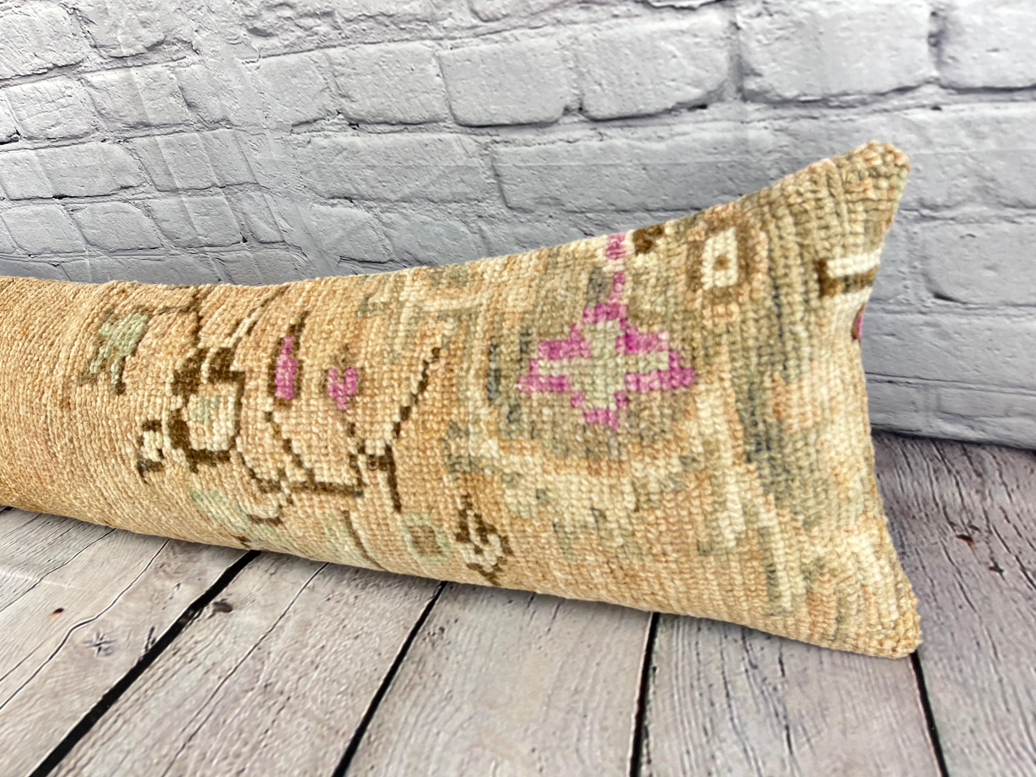 12 x 46 Lumbar Rug Pillow Ornate Accents Turkish Pillow Cushion Cover #7566 Verbessern Sie Ihr Zuhause mit unserem Lumbar Rug Pillow Turkish Rug Cushion. Dieser exquisite, sorgfältig handgewebte Kissenbezug bringt einen Hauch von Eleganz und