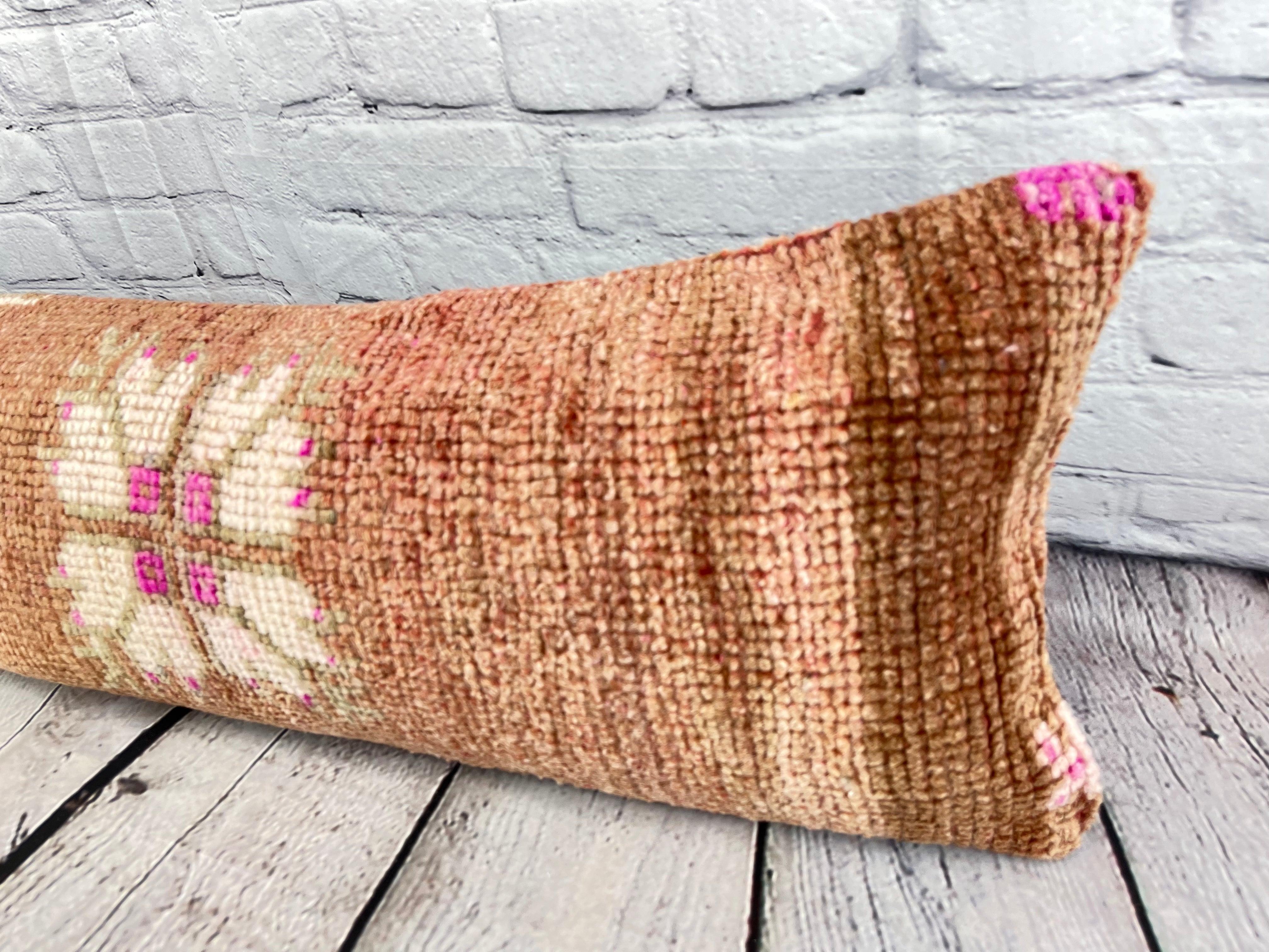 12 x 46 Lumbar Rug Pillow Royal Comfort Turkish Pillow Cushion Cover #7511 Verbessern Sie Ihre Einrichtung mit unserem Lumbar Rug Pillow Turkish Rug Cushion. Dieser exquisite, sorgfältig handgewebte Kissenbezug bringt einen Hauch von Eleganz und