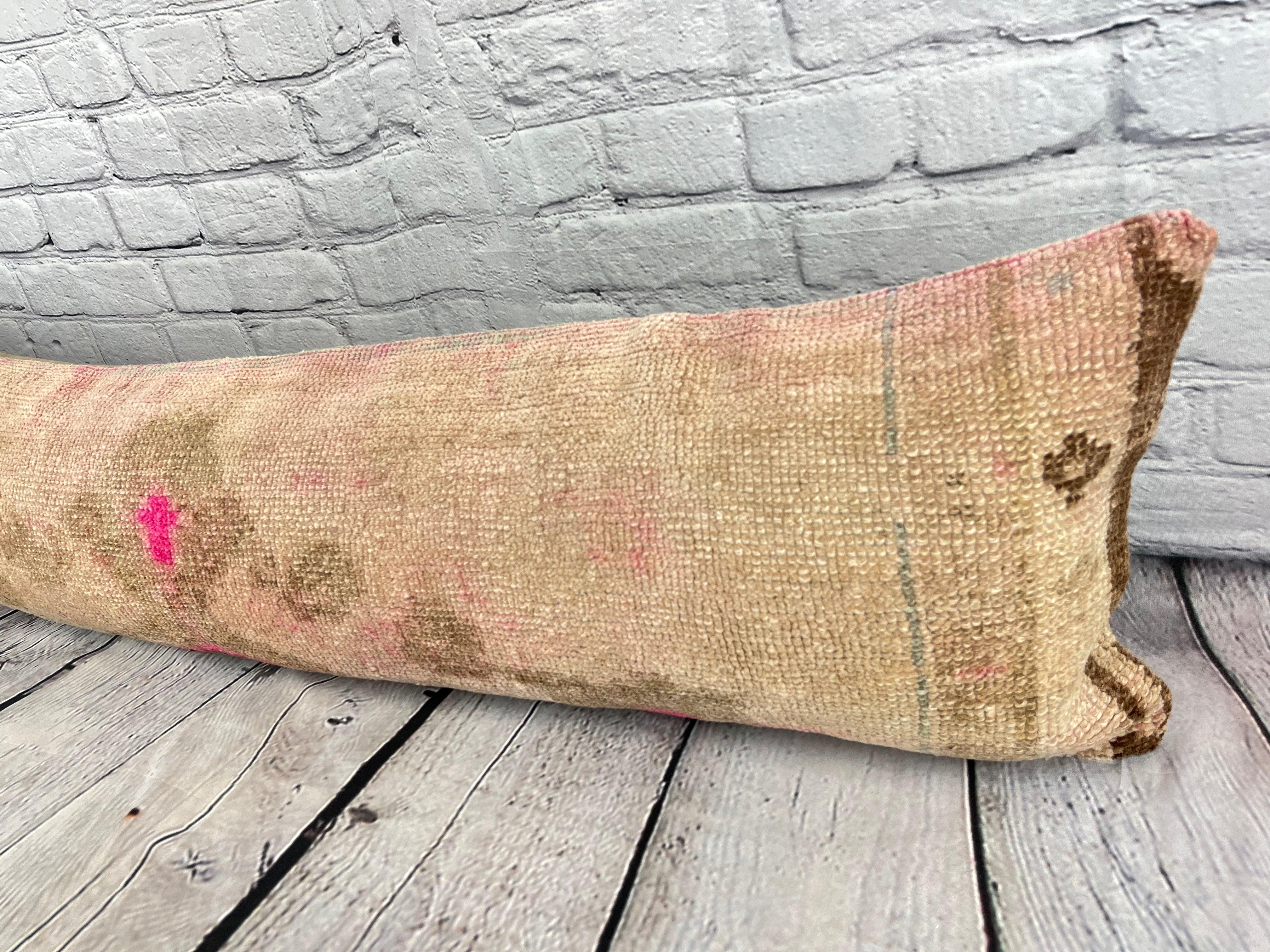12 x 46 Cuscino tappeto lombare Serenity Haven Turkish Pillow Cushion Cover #7742 Migliora l'arredamento della tua casa con il nostro cuscino tappeto lombare Turkish Rug Cushion. Questo squisito copricuscino, meticolosamente tessuto a mano, dona un