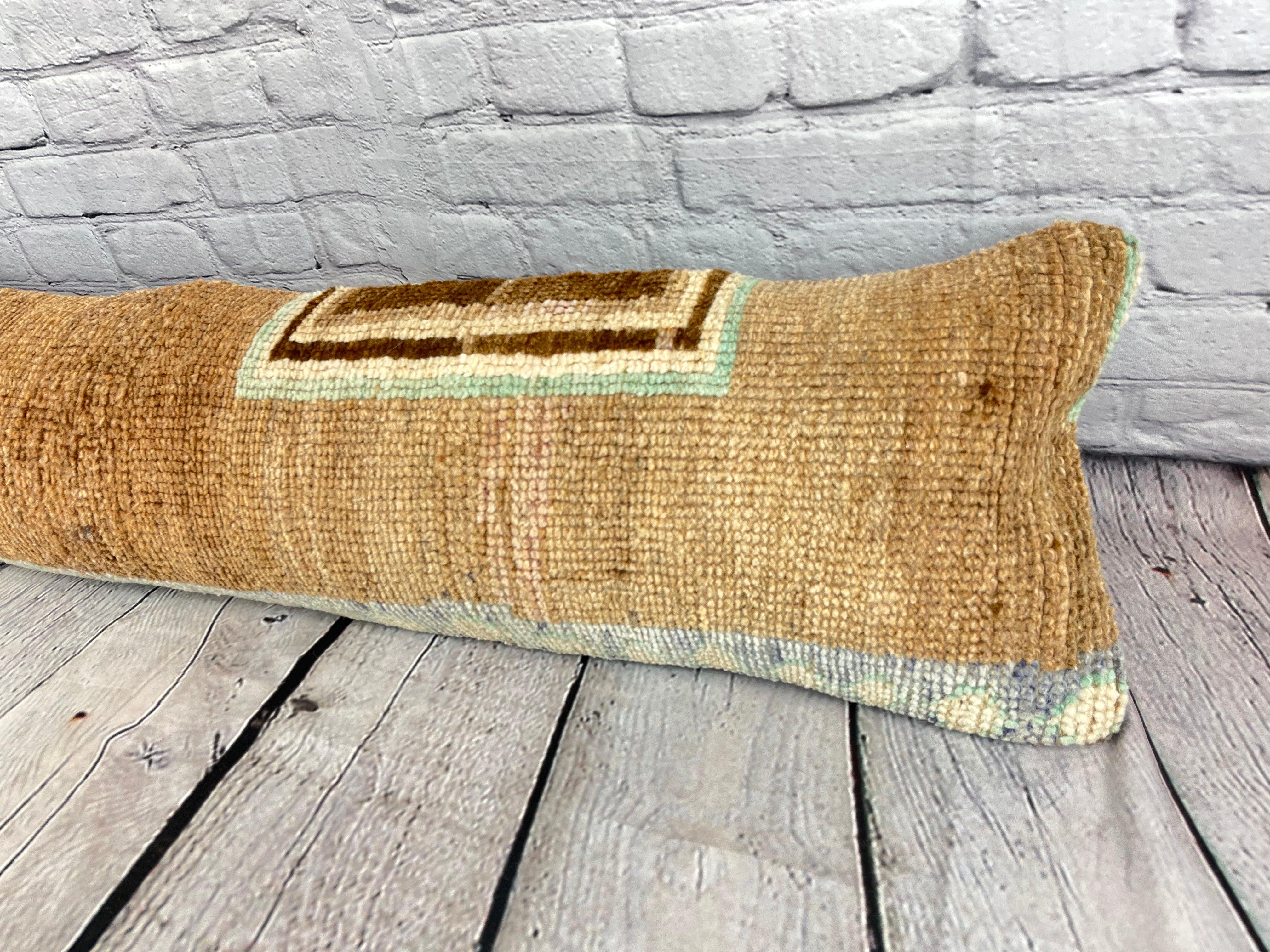 12 x 46 Cuscino tappeto lombare Sultan's Haven Turkish Pillow Cushion Cover #7523 Migliora l'arredamento della tua casa con il nostro cuscino tappeto lombare Turkish Rug Cushion. Questo squisito copricuscino, meticolosamente tessuto a mano, dona un