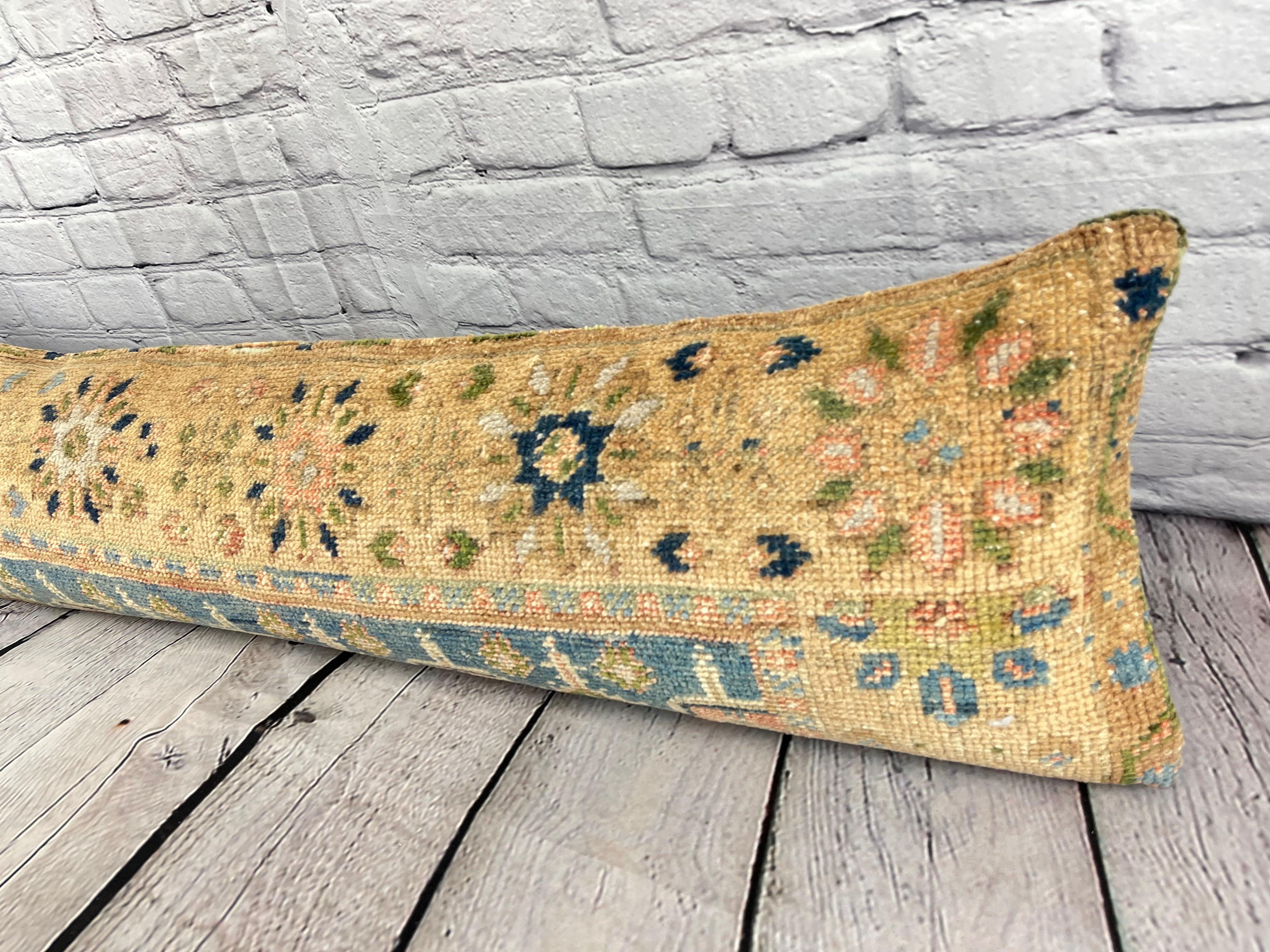 12 x 46 Cuscino tappeto lombare Textile Treasures Turkish Pillow Cushion Cover #7554 Migliora l'arredamento della tua casa con il nostro cuscino tappeto lombare Turkish Rug Cushion. Questo squisito copricuscino, meticolosamente tessuto a mano, dona