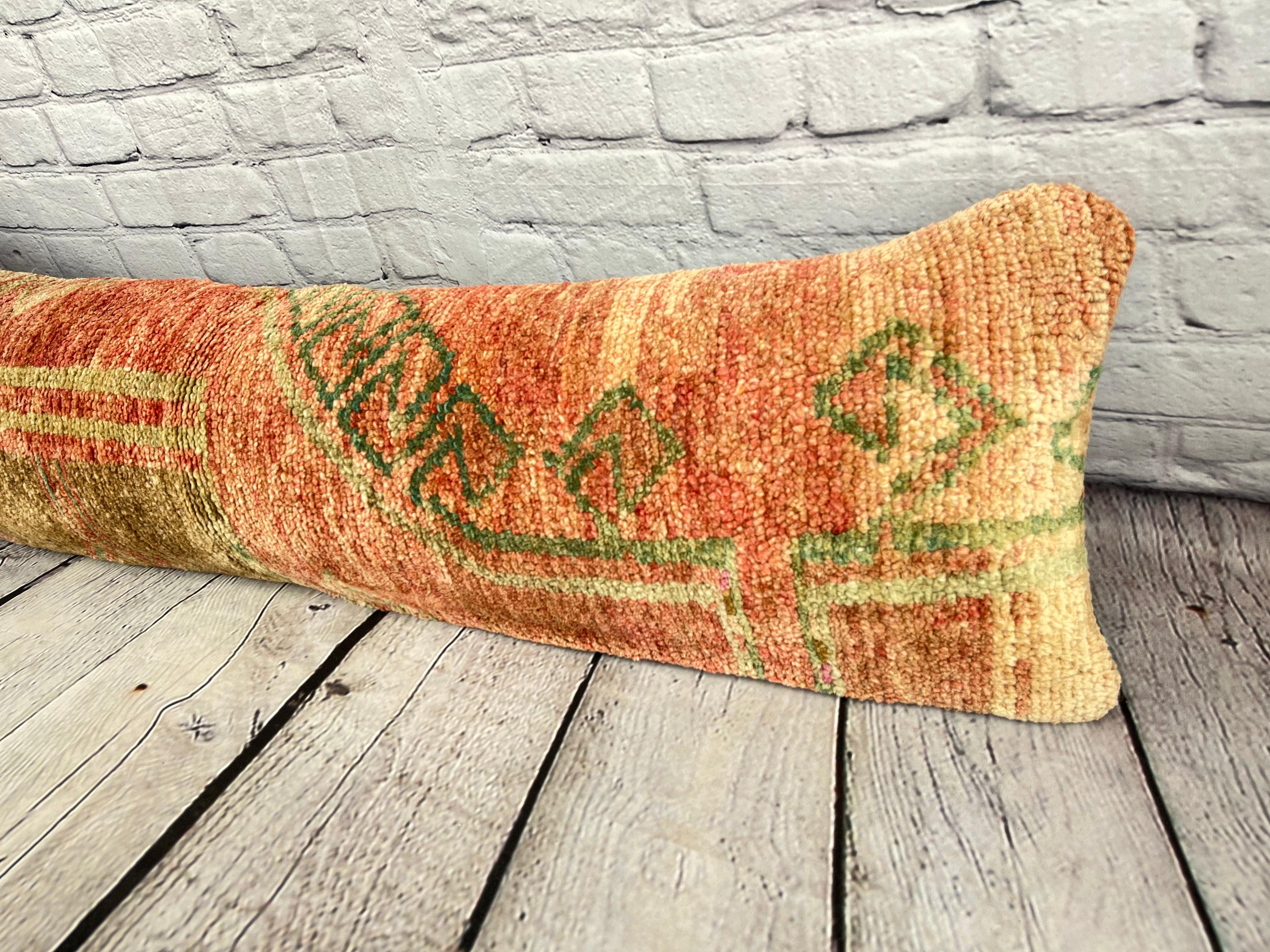 12 x 46 Cuscino tappeto lombare Timeless Textiles Cuscino turco Copricuscino #7533 Migliora l'arredamento della tua casa con il nostro Cuscino tappeto lombare Cuscino turco. Questo squisito copricuscino, meticolosamente tessuto a mano, dona un tocco