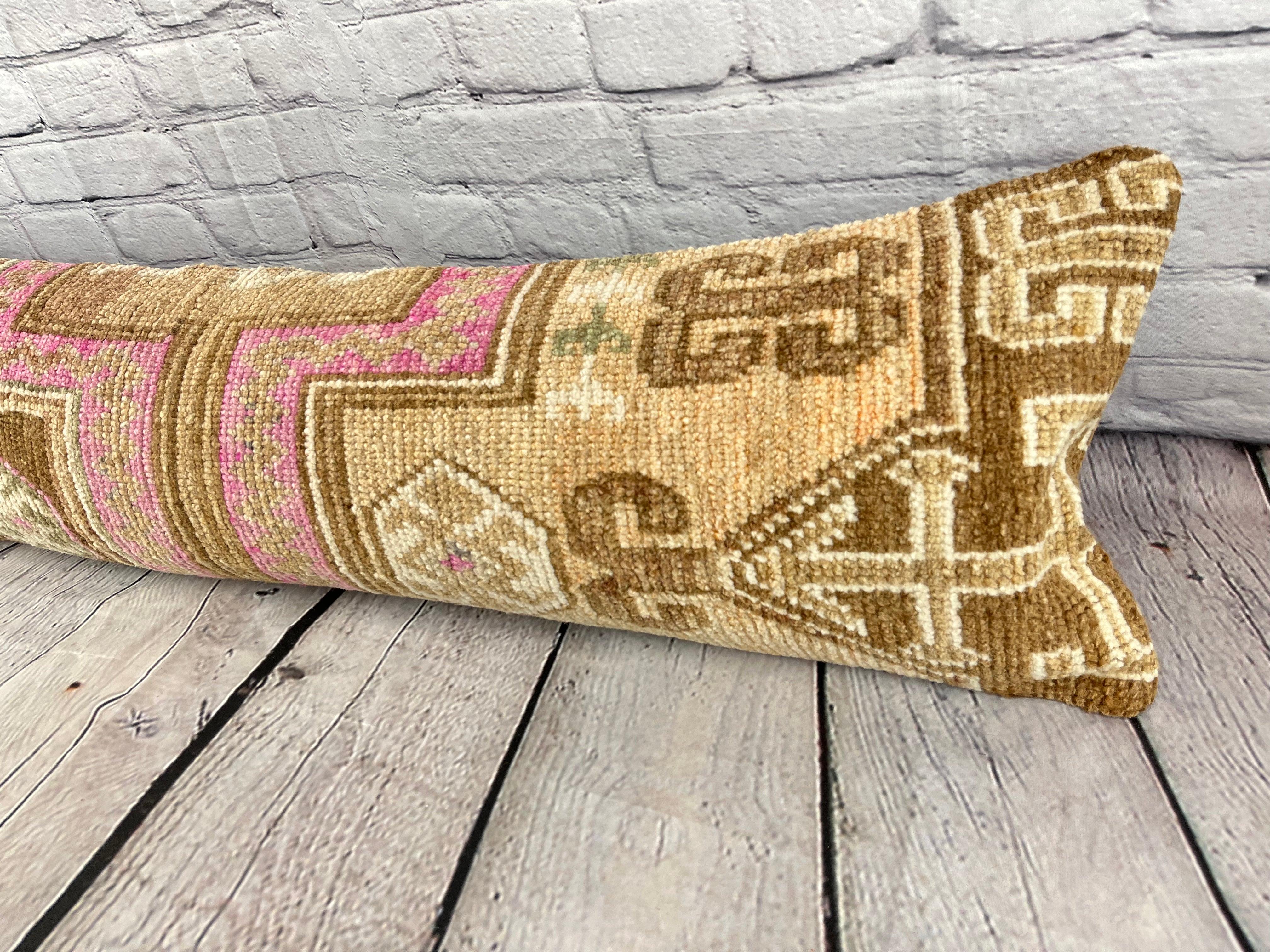 12 x 46 Lumbar Rug Pillow Turkish Traditions Turkish Pillow Cushion Cover #7531 Verbessern Sie Ihr Zuhause mit unserem Lumbar Rug Pillow Turkish Rug Cushion. Dieser exquisite, sorgfältig handgewebte Kissenbezug bringt einen Hauch von Eleganz und