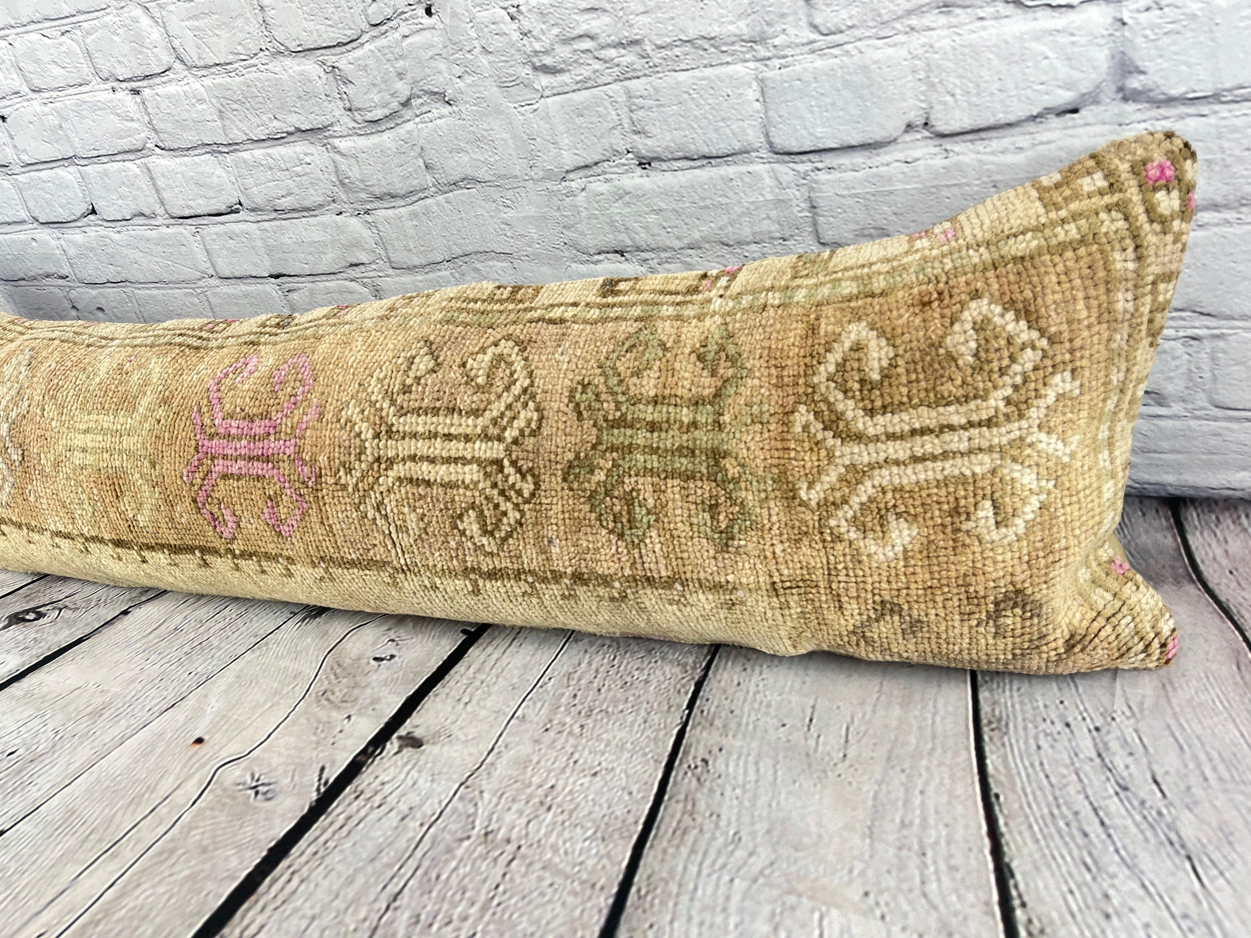 12 x 46 Cuscino tappeto lombare Whispering Retreat Turkish Pillow Cushion Cover #7750 Migliora l'arredamento della tua casa con il nostro cuscino tappeto lombare Turkish Rug Cushion. Questo squisito copricuscino, meticolosamente tessuto a mano, dona