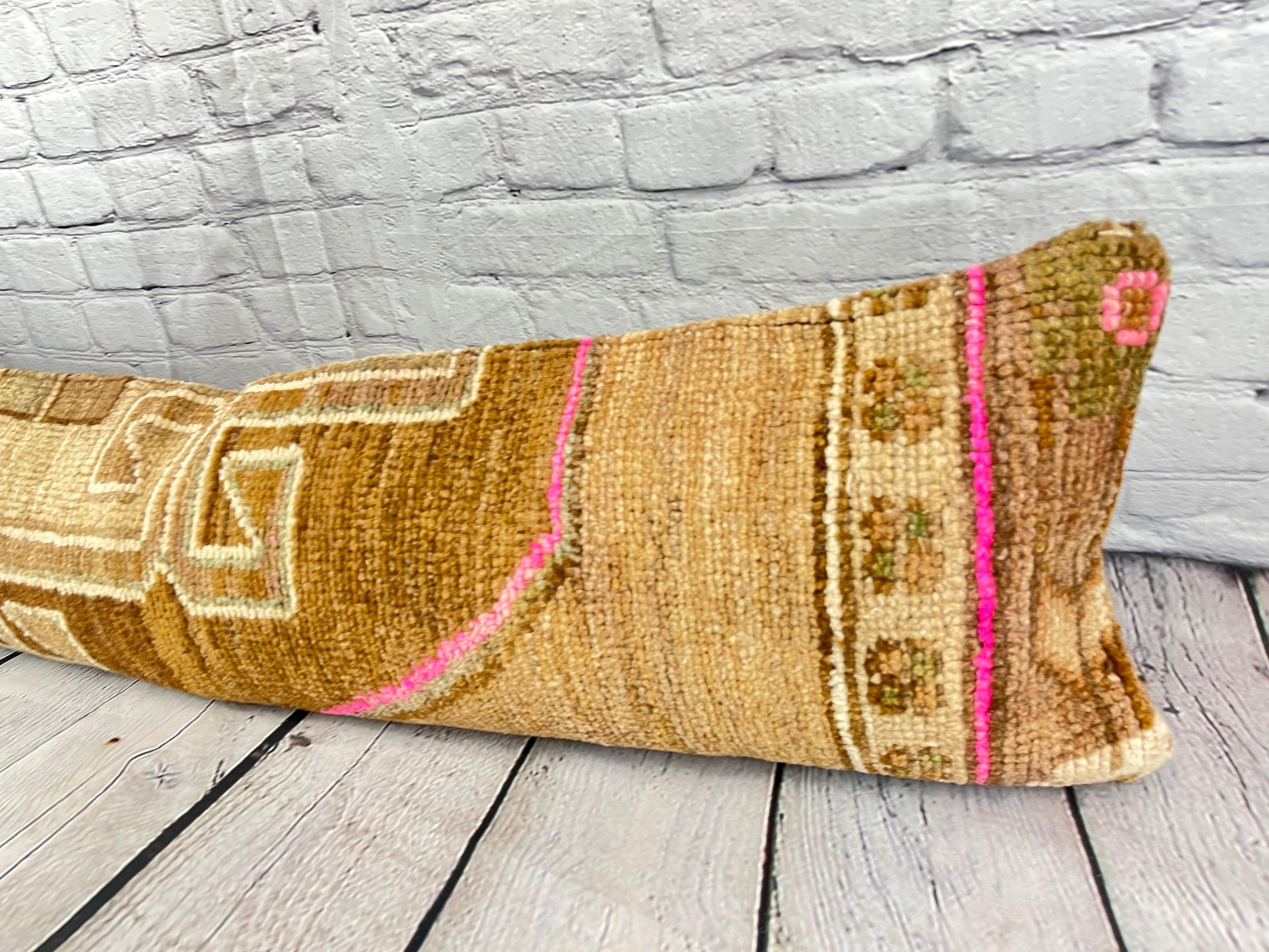 12 x 46 Cuscino tappeto lombare Plush Sophistication Turkish Pillow Cushion Cover #7778 Migliora l'arredamento della tua casa con il nostro cuscino tappeto lombare Turkish Rug Cushion. Questo squisito copricuscino, meticolosamente tessuto a mano,