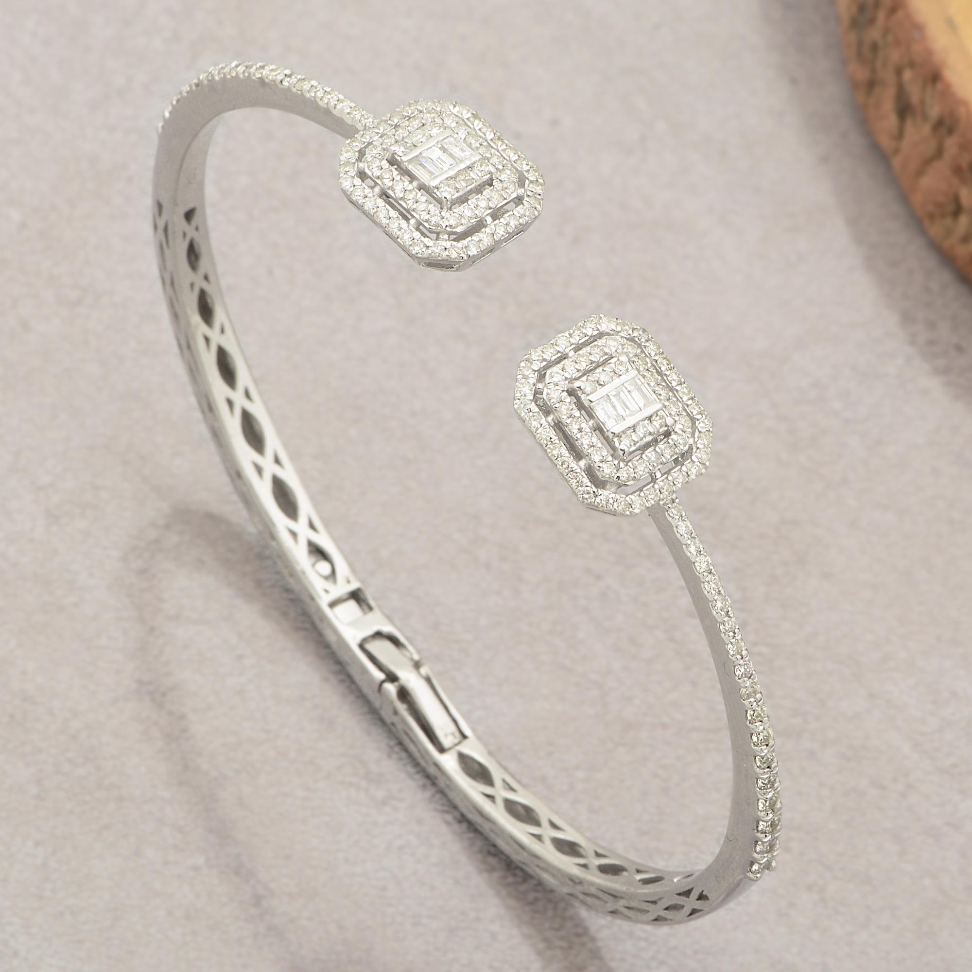 Moderne Bracelet manchette en or blanc massif 10 carats avec diamants baguettes de 1,20 carat en vente