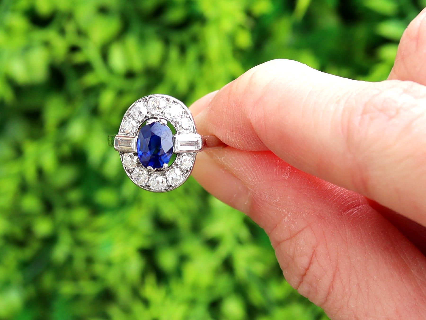 Ein atemberaubender, feiner und beeindruckender antiker 1,20 Karat Basalt-Saphir und 1,28 Karat Diamant, Platin-Cluster-Ring; Teil unserer vielfältigen Saphir-Schmuckkollektion.

Dieser atemberaubende, feine und beeindruckende antike Saphirring
