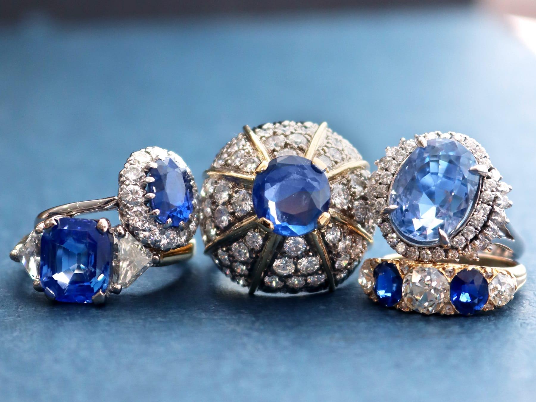 1.20 Carat Basaltic Sapphire 1.59 Carat Diamond, 18k Yellow Gold Five Stone Ring In Excellent Condition For Sale In Jesmond, Newcastle Upon Tyne