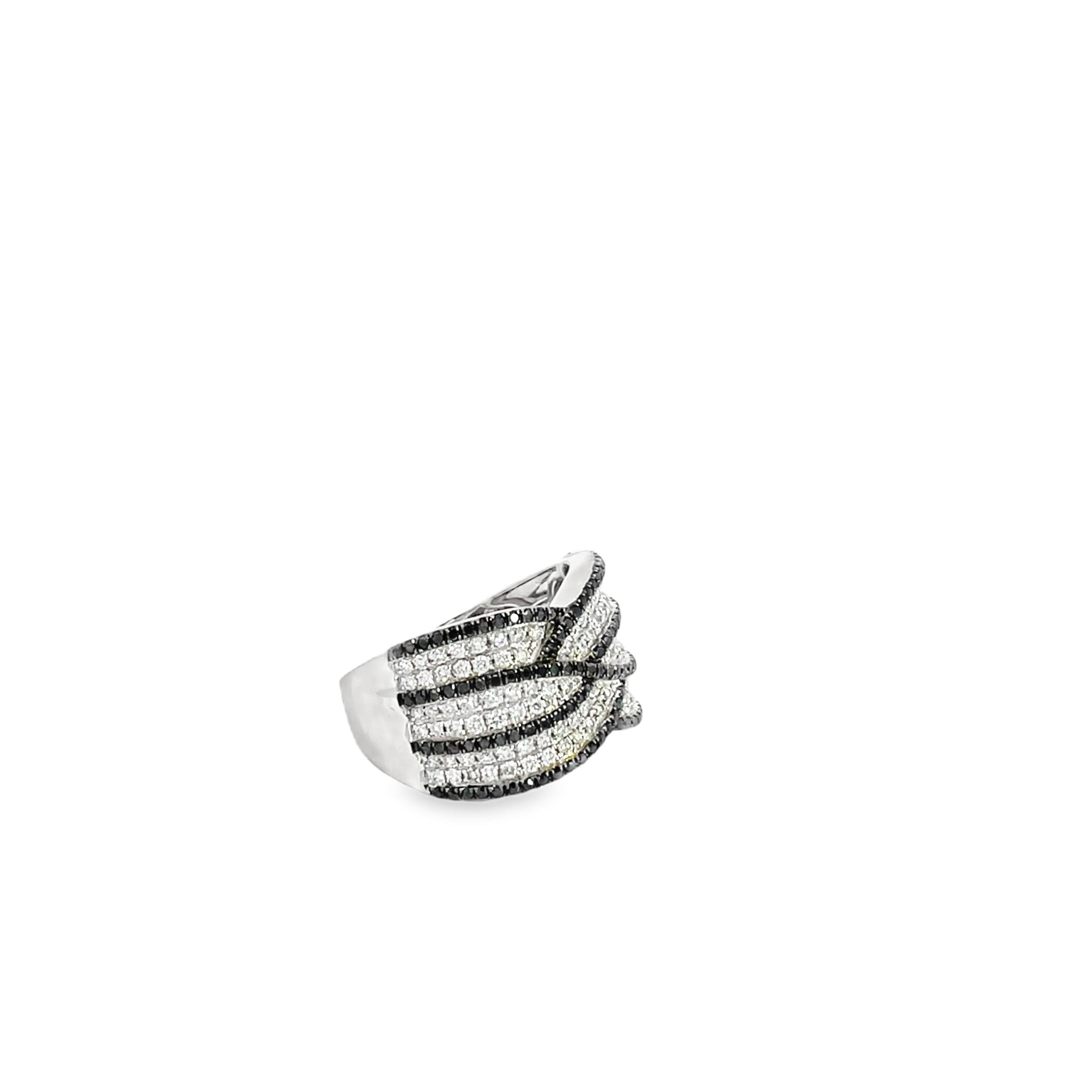 Round Cut 1.20 Carat Black and White Diamond White Gold Ring For Sale