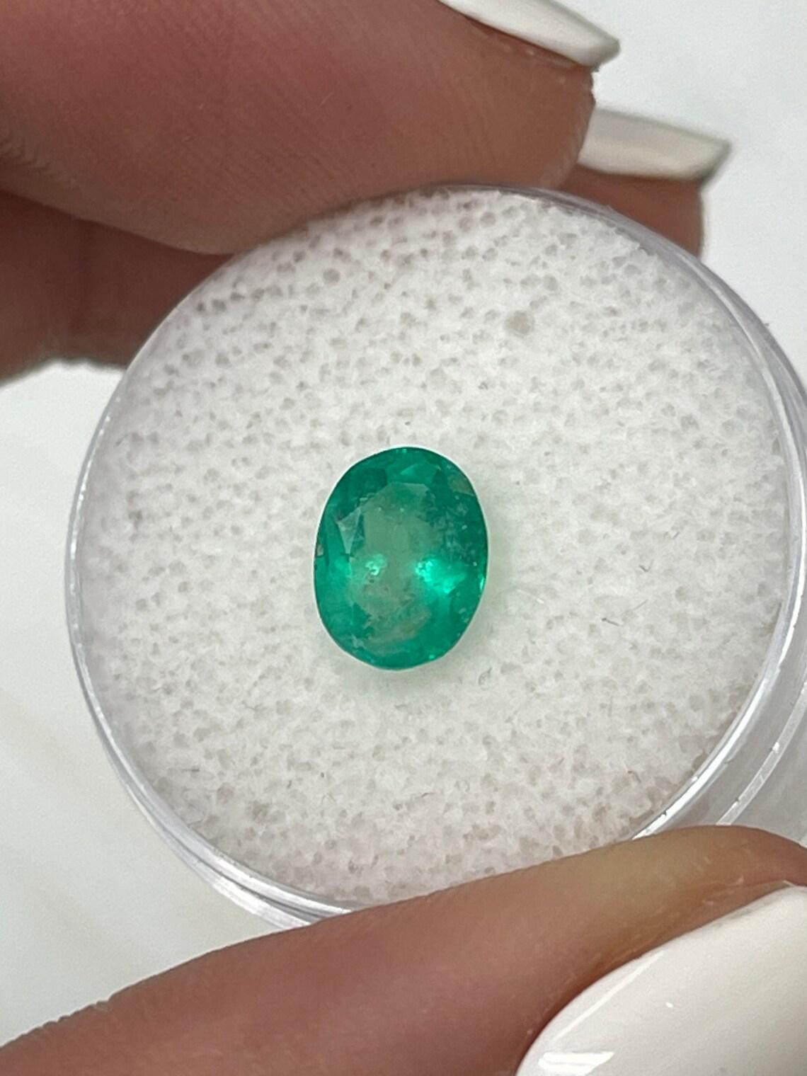 Piedra: Esmeralda
Peso: 1,20 quilates
Forma: Corte Oval
Claridad: Transparente
Lustre: Muy bueno
Color: Verde medio
Medidas: 8,55 mm x 6,28 mm x 3,88 mm
Origen geográfico: Colombia
Tratamiento: Natural, Engrasado

Observaciones: Debido a sus