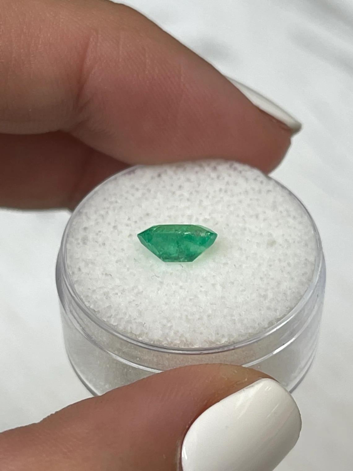 De las mujeres Esmeralda ovalada verde brillante de 1,20 quilates  Piedra natal colombiana de mayo en venta