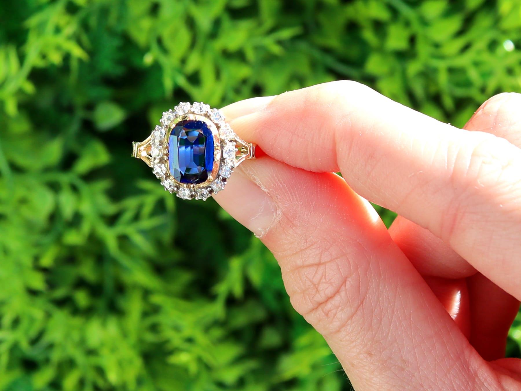 Une superbe et impressionnante bague ancienne en saphir de Birmanie de 1,20 carat et diamant de 0,56 carat, en or jaune 18 carats et en argent, qui fait partie de notre collection variée de bagues anciennes en saphir.

Cette magnifique bague en