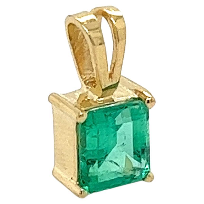 This solitaire pendant showcases a beautiful square emerald cut Colombian Emerald held by 4 prongs in 18K yellow gold. The pendant length is 13.5mm, and in total the pendant weighs 1.5 grams.

Comes with a 14k gold cable chain of 1mm and 18