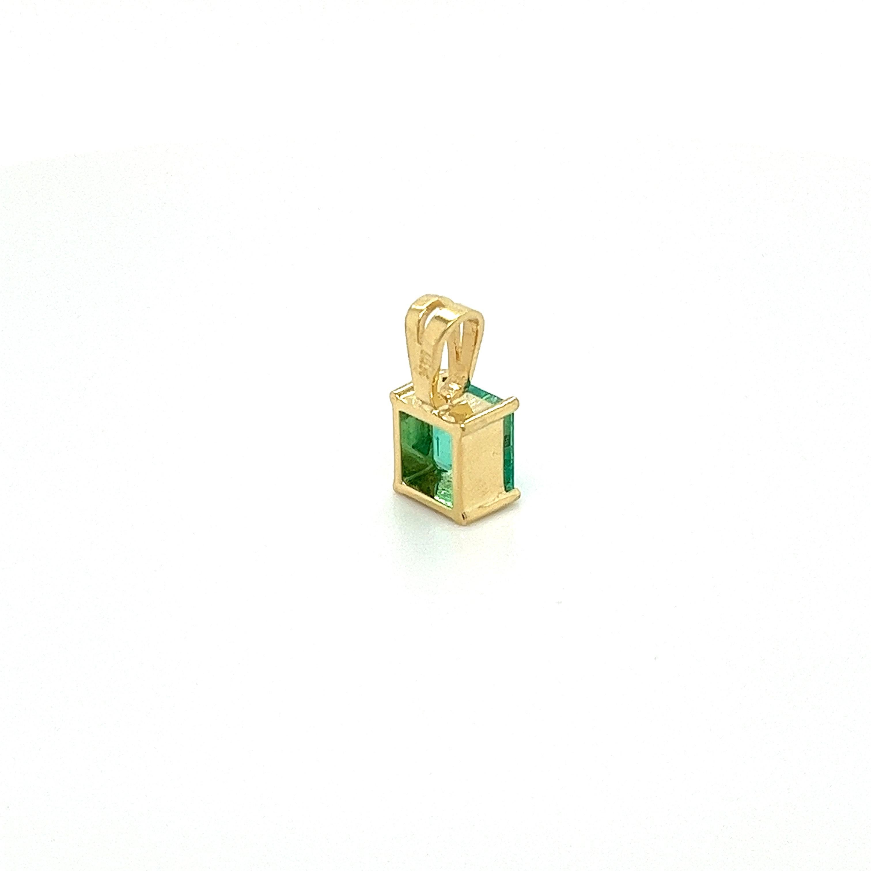 Modernist 1.20 Carat Colombian Emerald Solitaire Pendant Necklace in 18K Yellow Gold For Sale