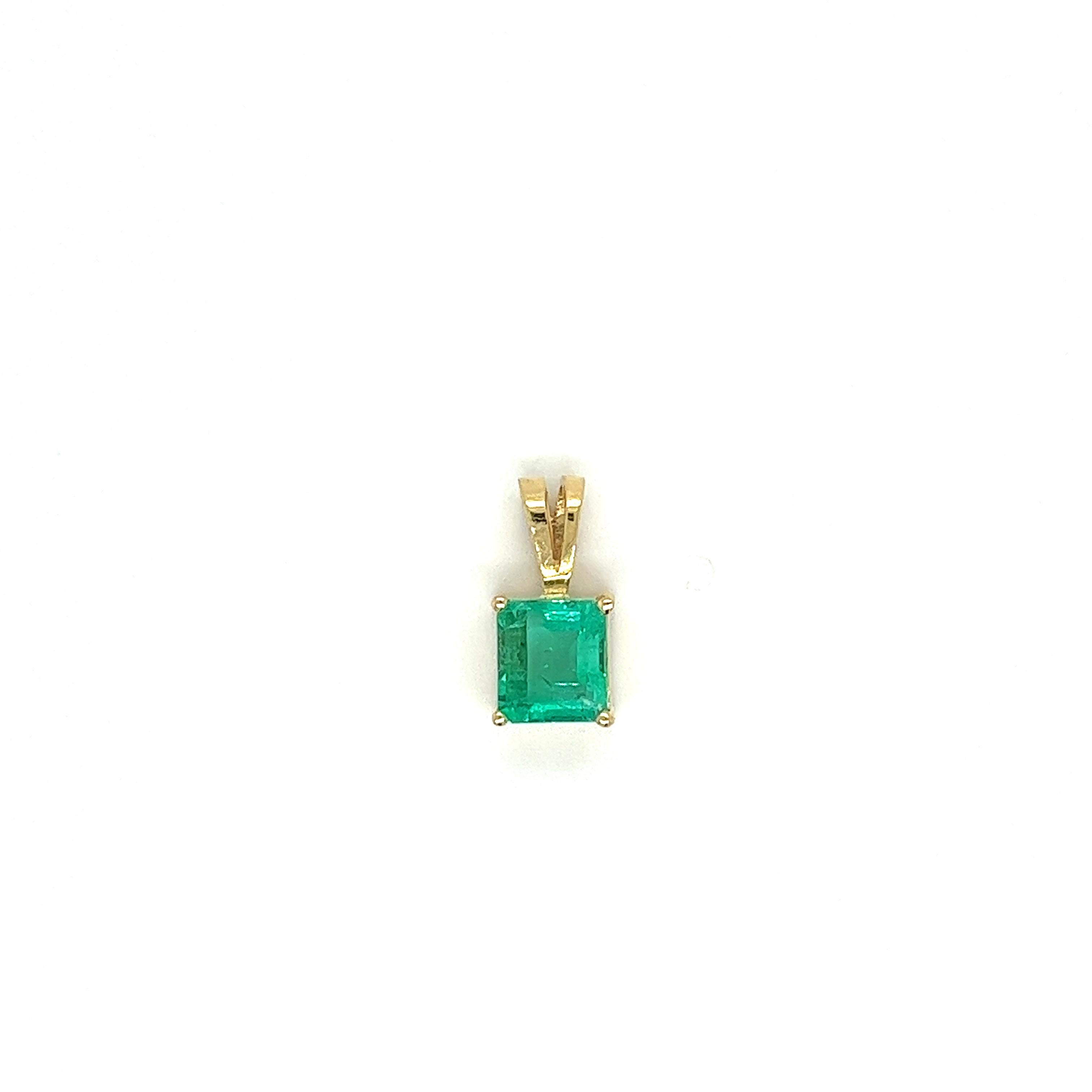 1.20 Carat Colombian Emerald Solitaire Pendant Necklace in 18K Yellow Gold In New Condition In Miami, FL