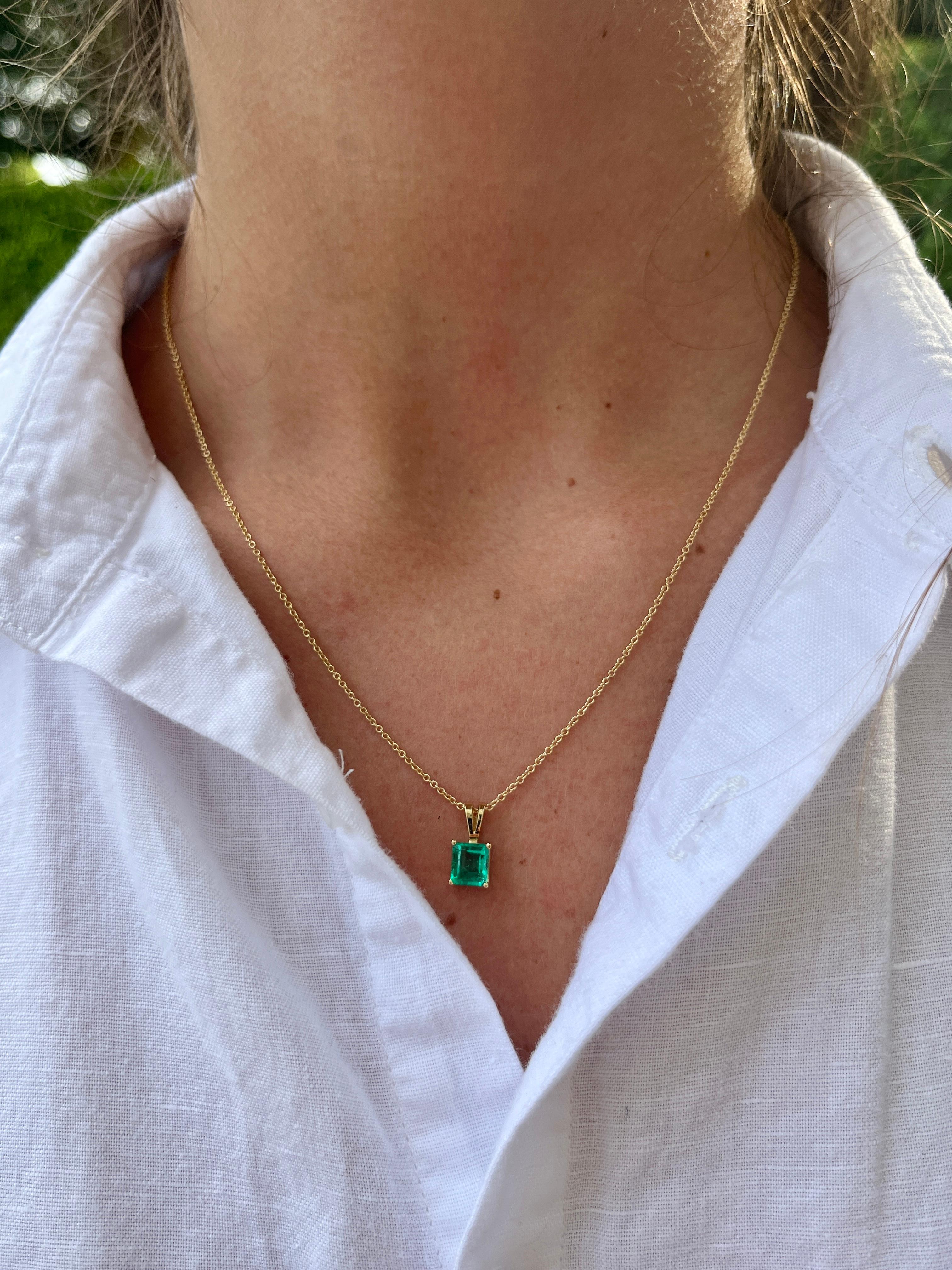 Women's 1.20 Carat Colombian Emerald Solitaire Pendant Necklace in 18K Yellow Gold For Sale