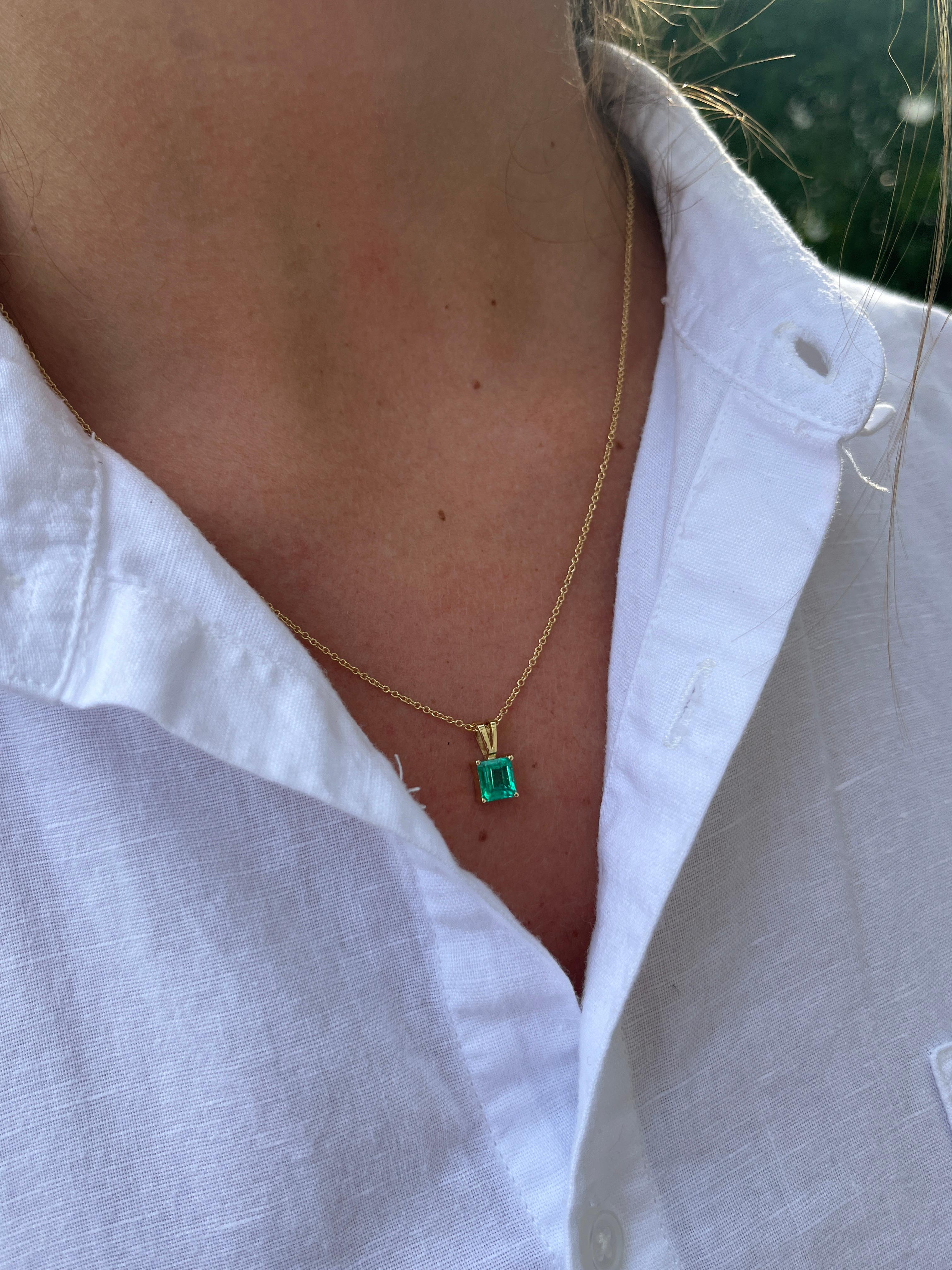 1.20 Carat Colombian Emerald Solitaire Pendant Necklace in 18K Yellow Gold For Sale 1