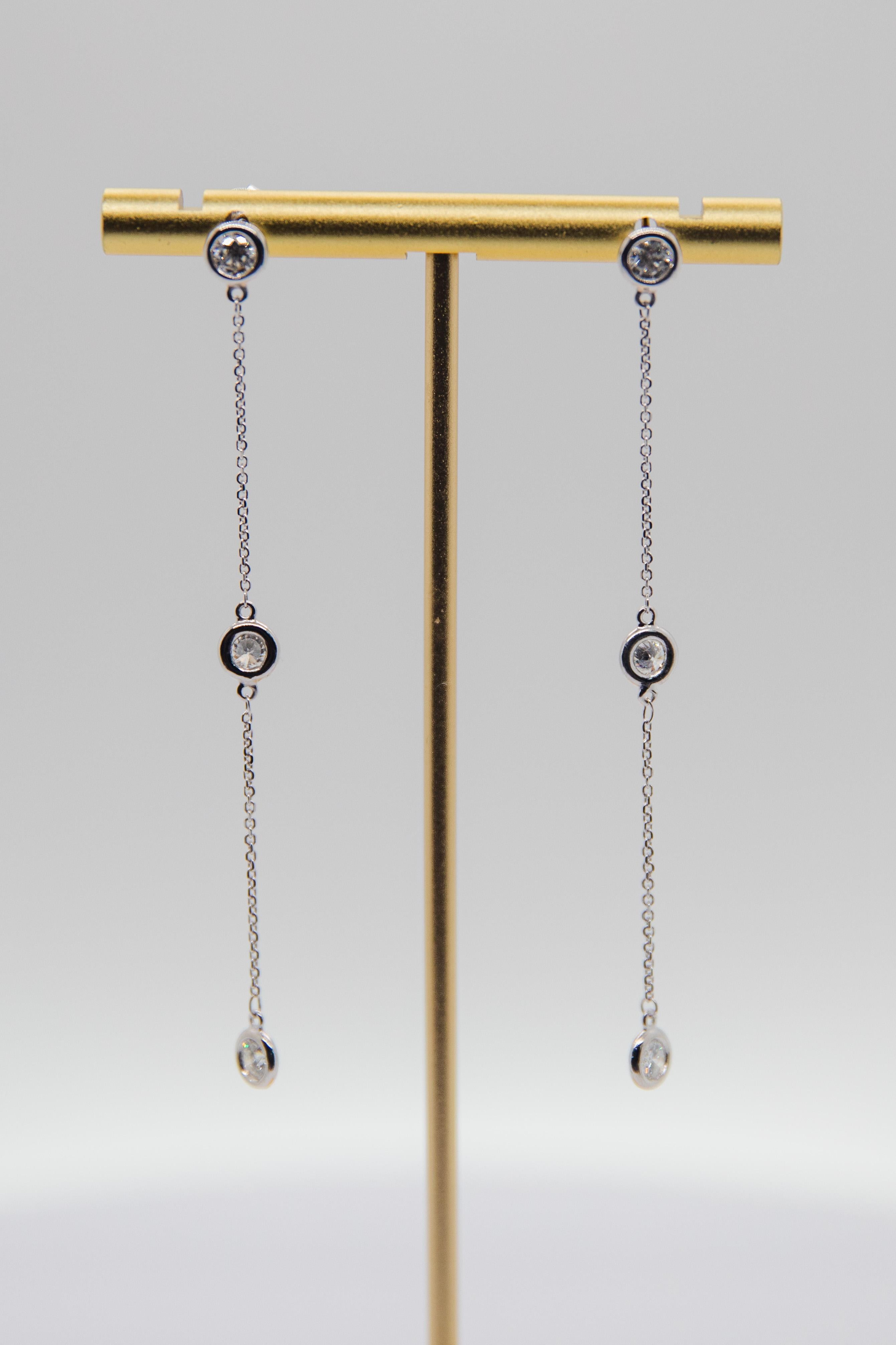 1.20 Carat Diamond Bezel Drop Chain Earring In Excellent Condition For Sale In New York, NY