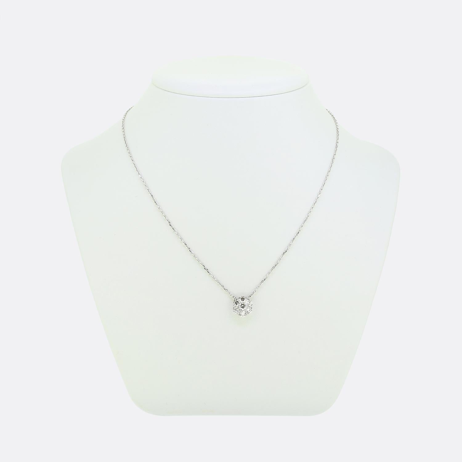 Ecco una collana a grappolo di diamanti elegante e sofisticata. Il ciondolo presenta una collezione di splendidi tagli tondi a brillante, disposti in modo da massimizzare lo scintillio e l'eleganza. Realizzata in oro bianco 14ct, la collana emana