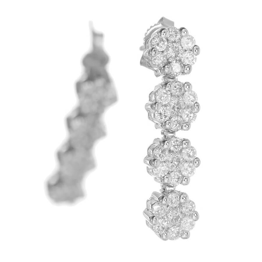 boucles d'oreilles pendantes en or blanc 14k avec une grappe de diamants. Quatre grappes de diamants ronds de taille brillante sont suspendues les unes aux autres pour créer ces boucles d'oreilles.

56 diamants ronds de taille brillante H-I SI de