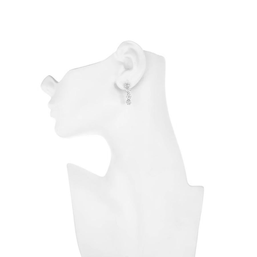 Pendants d'oreilles en or blanc avec grappe de diamants de 1,20 carat Excellent état - En vente à Stamford, CT