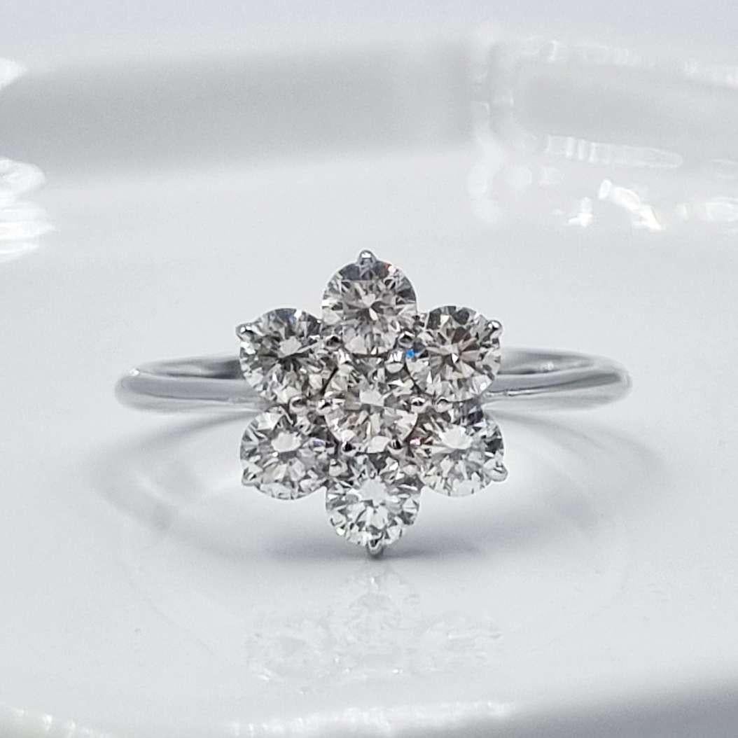 Une splendide bague de fiançailles en diamant naturel de 1,20 ct inspirée par la fleur sauvage. Elégante et moderne, c'est la déclaration qui garantit son OUI.

Poids total : 3 gr
MATERIAL : Or blanc massif 18 carats, peut également être commandé en