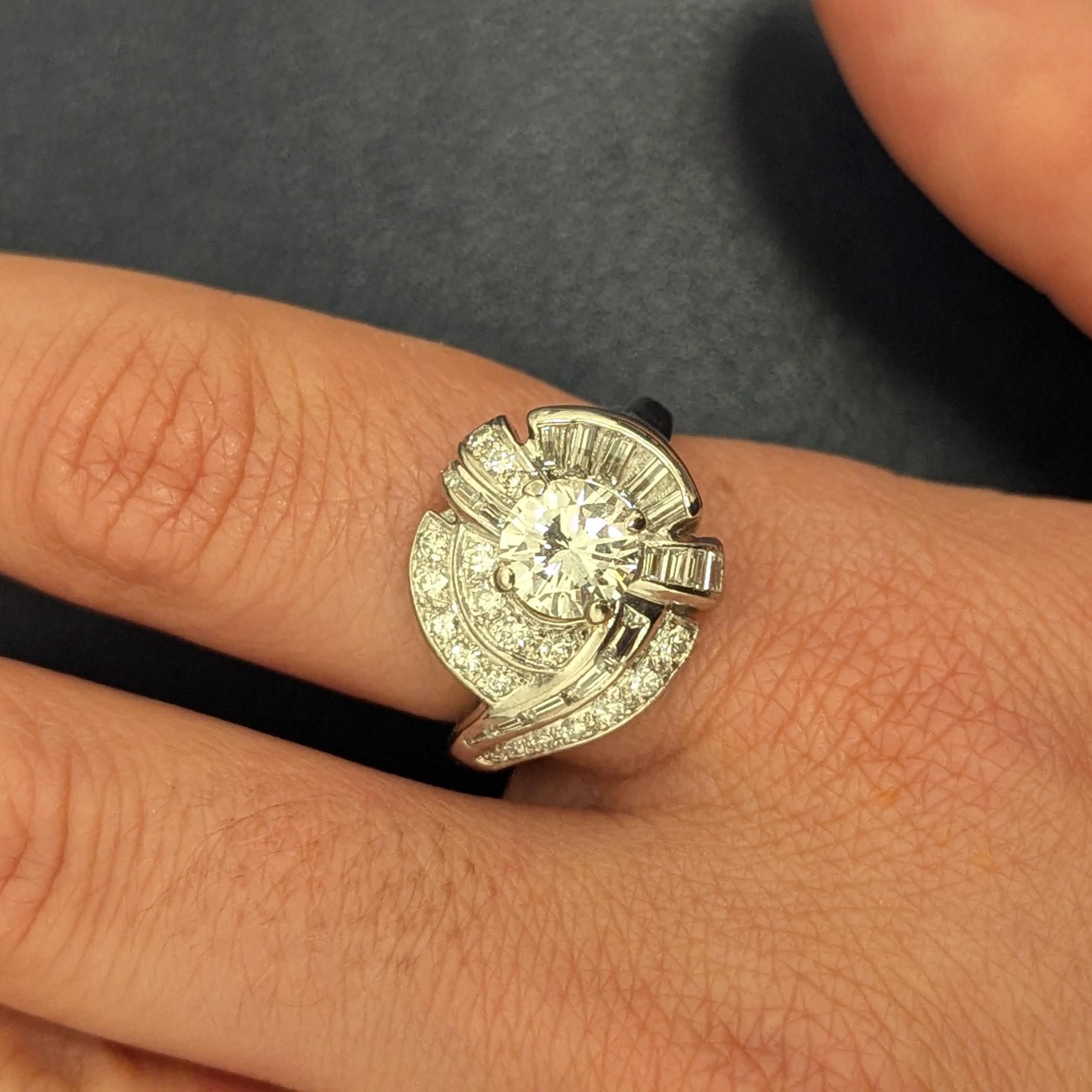 Bague de fiançailles cocktail halo de diamants 1,20 carat en platine Excellent état - En vente à New York, NY