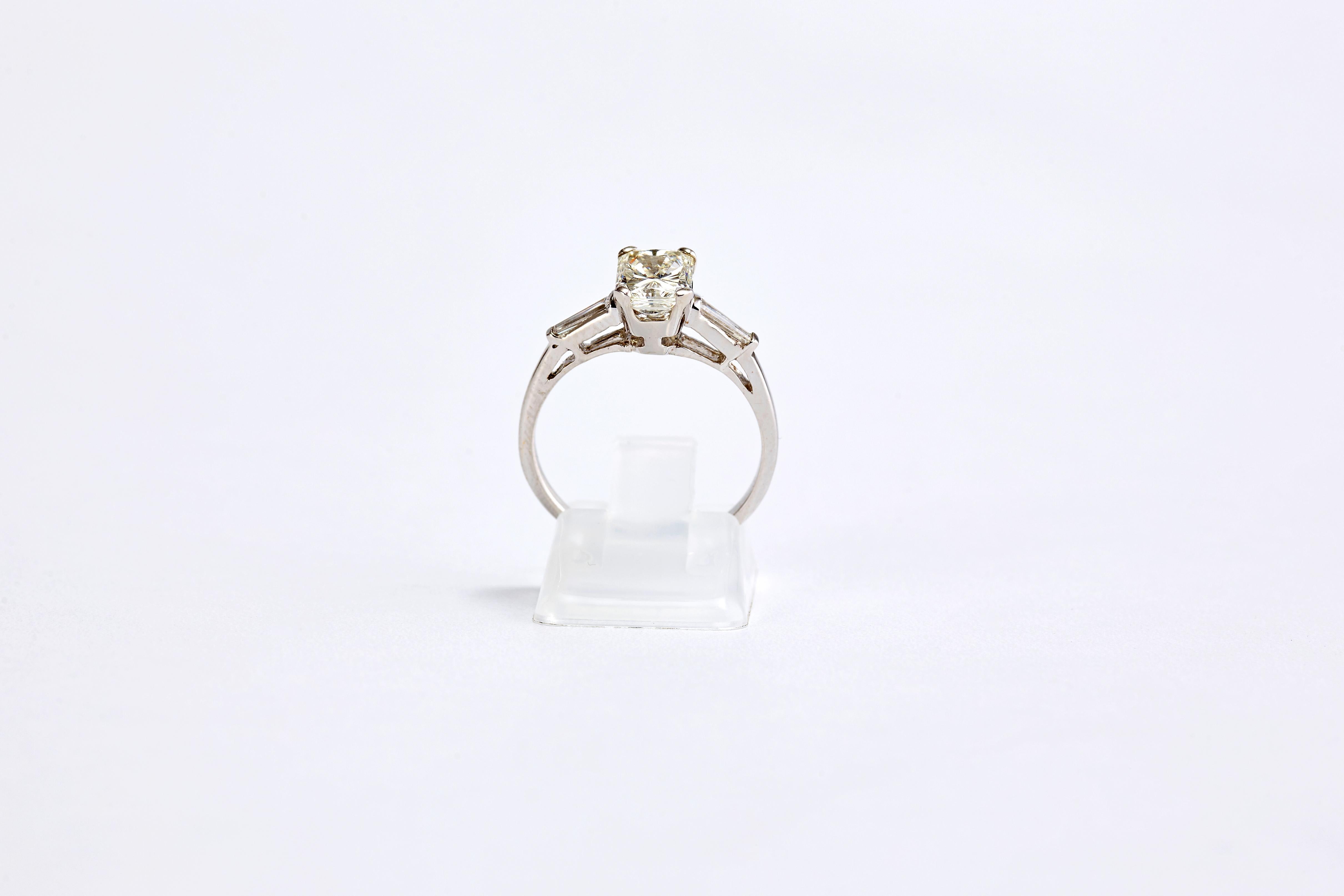 1.20 Carat Emerald Cut Diamond 3-Stone Engagement Ring In Excellent Condition In Tel Aviv, IL
