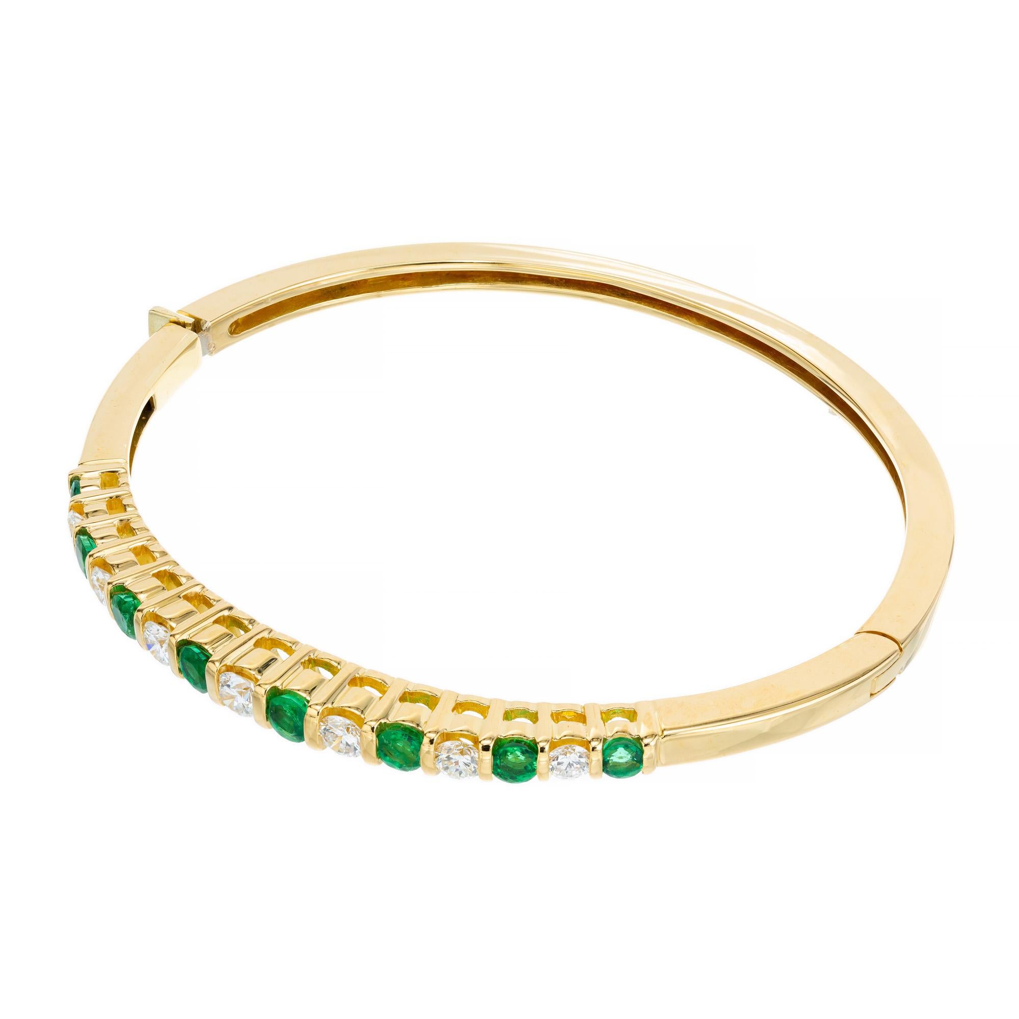 Taille ronde 1.20 Carat Emerald Diamond Bar Set Yellow Gold Hinged Bangle Bracelet  en vente