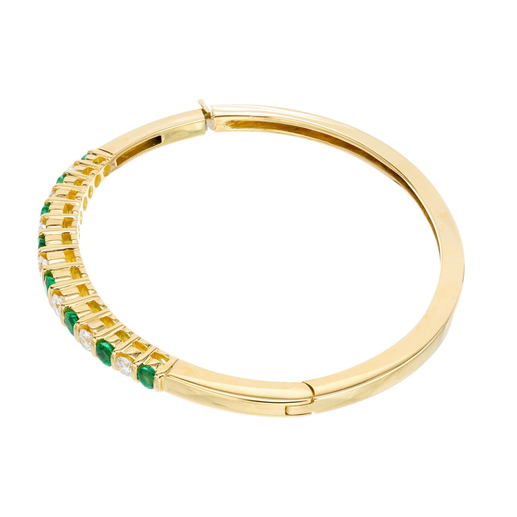 1.20 Carat Emerald Diamond Bar Set Yellow Gold Hinged Bangle Bracelet  en vente 1