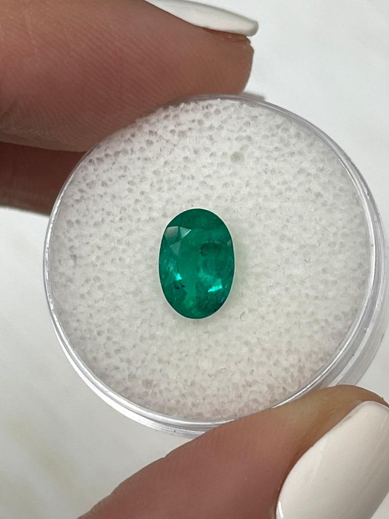 Esmeralda colombiana verde oscura de 1,20 quilates GIA 9x6 - Gema ovalada del mes de mayo Moderno en venta