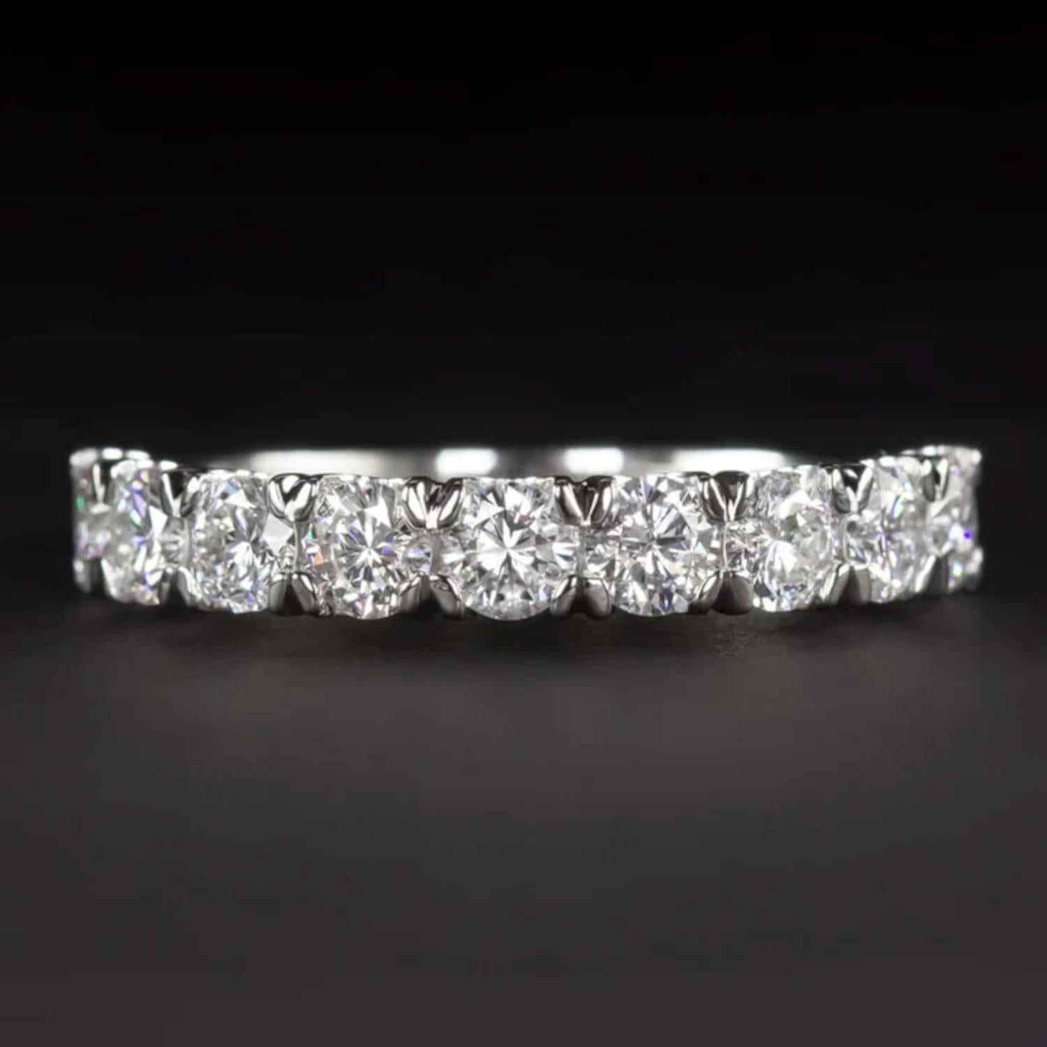 Moderne Alliance d'éternité en or blanc avec diamant F-G VS de 1,20 carat, idéale pour une demi-bague en vente