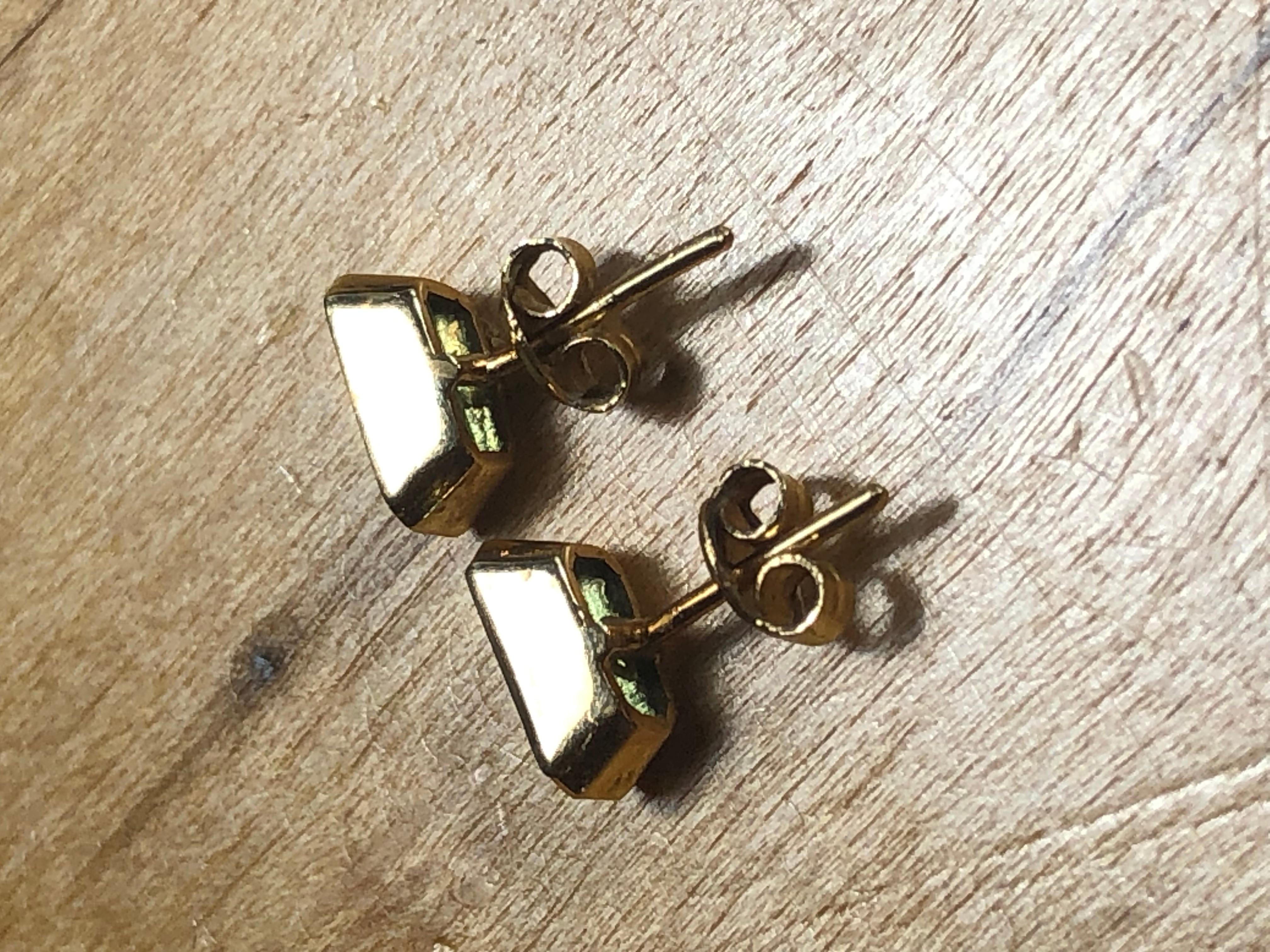 Contemporary 1.20 Carat Natural Colombian Emerald Elongate Stud Earrings 18K Gold For Sale