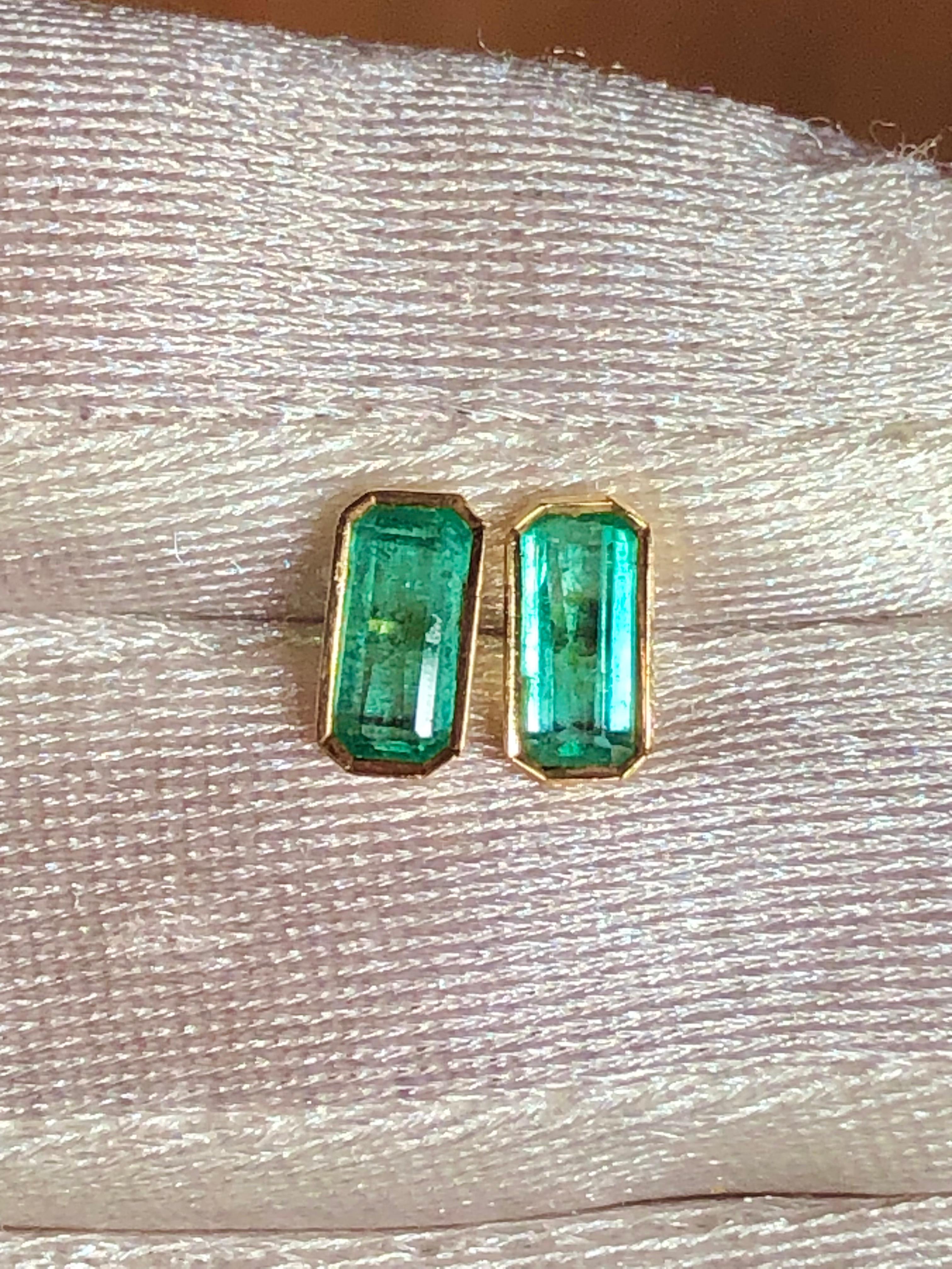 Oval Cut 1.20 Carat Natural Colombian Emerald Elongate Stud Earrings 18K Gold For Sale