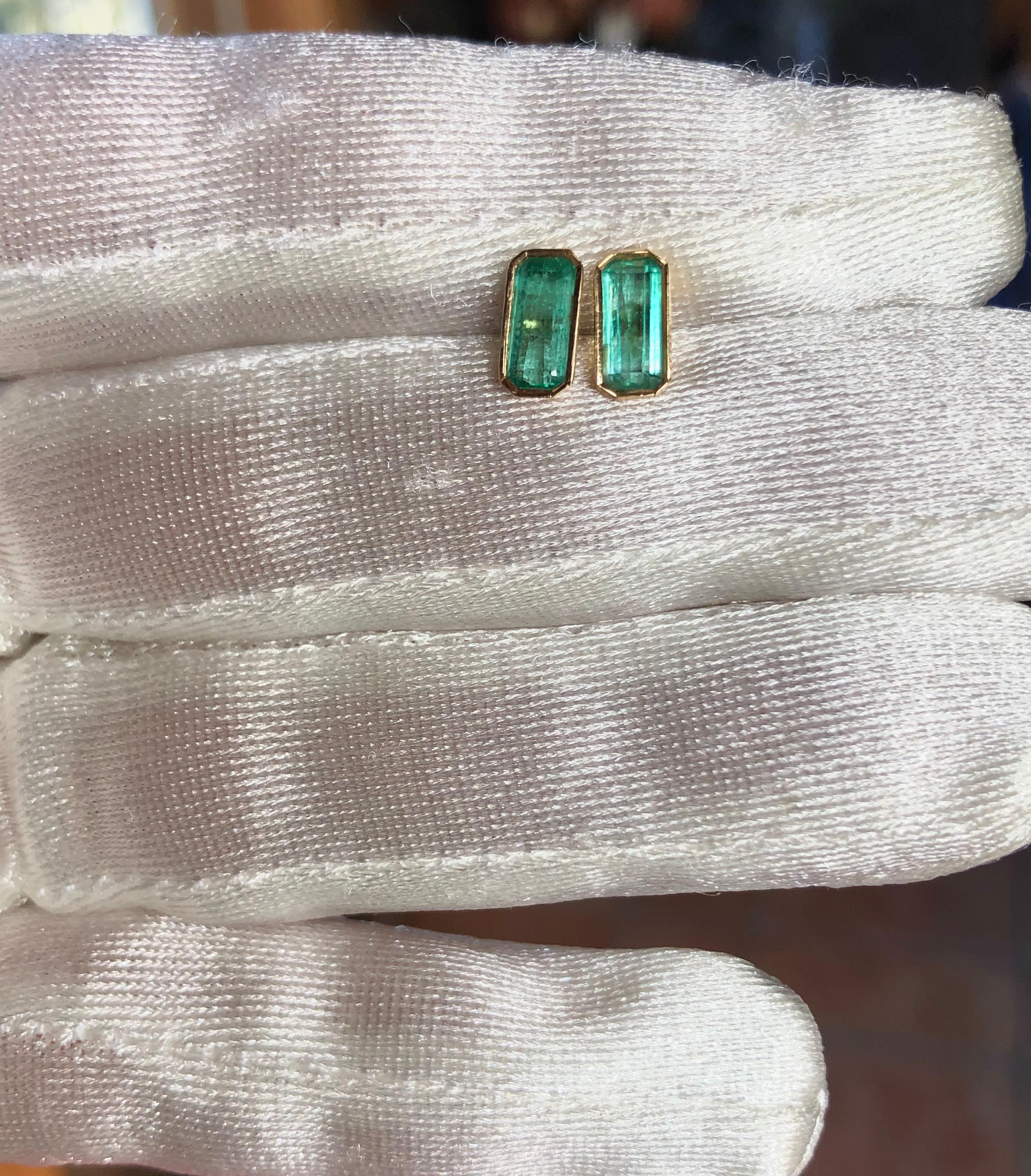 Women's or Men's 1.20 Carat Natural Colombian Emerald Elongate Stud Earrings 18K Gold For Sale