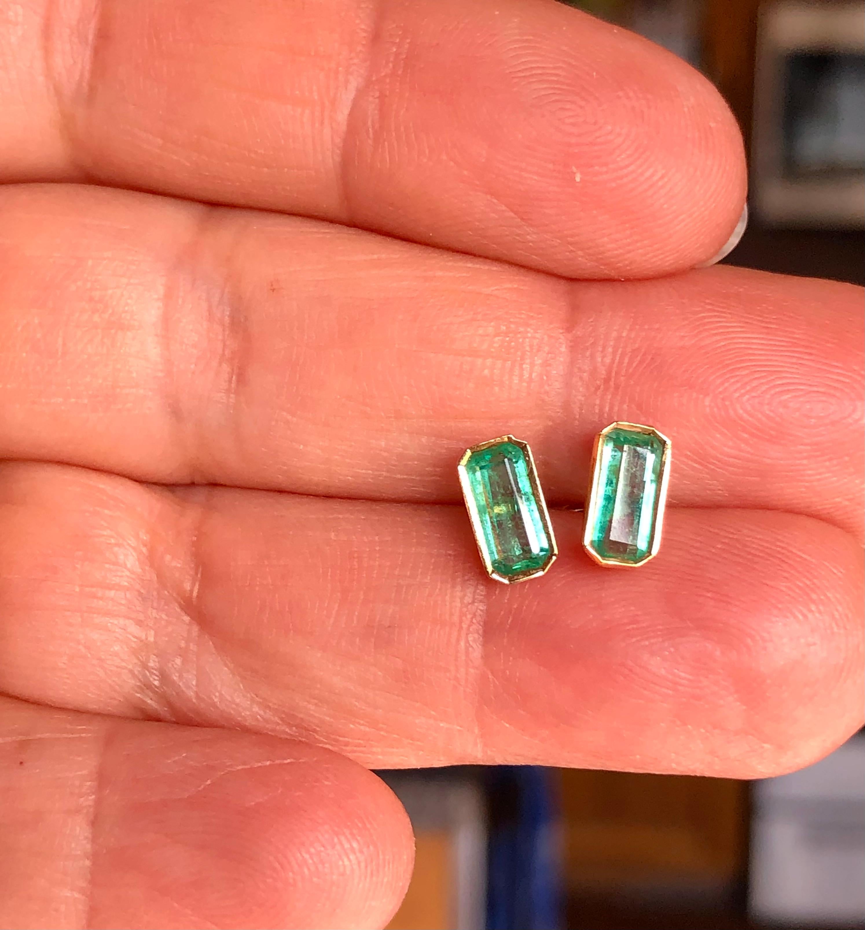 1.20 Carat Natural Colombian Emerald Elongate Stud Earrings 18K Gold For Sale 1