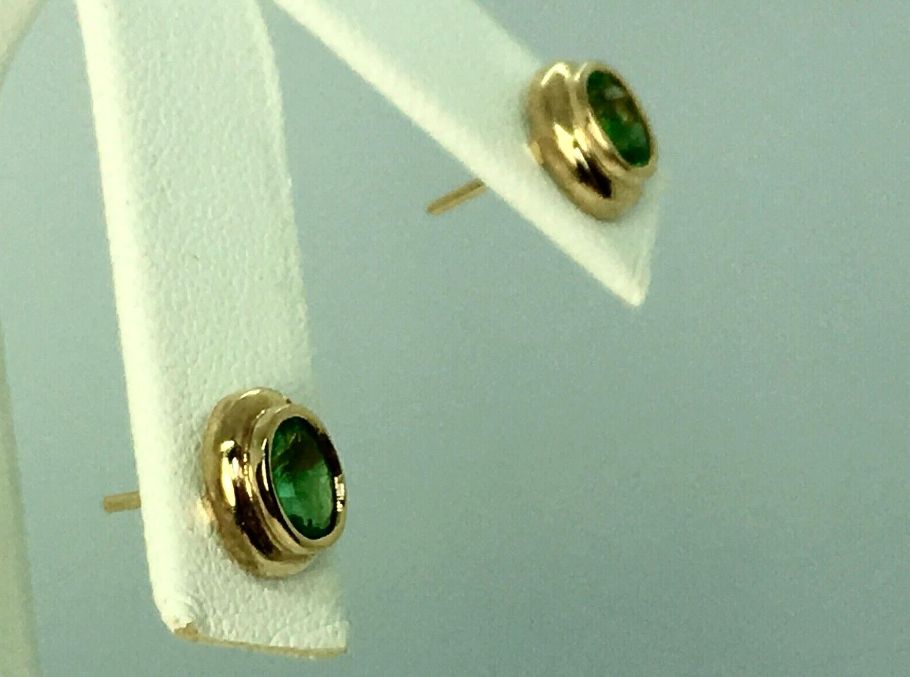 Oval Cut 1.20 Carat Natural Colombian Emerald Oval Stud Earrings 18K Yellow Gold For Sale