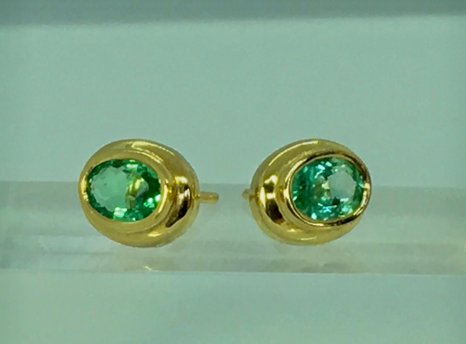 Women's or Men's 1.20 Carat Natural Colombian Emerald Oval Stud Earrings 18K Yellow Gold For Sale