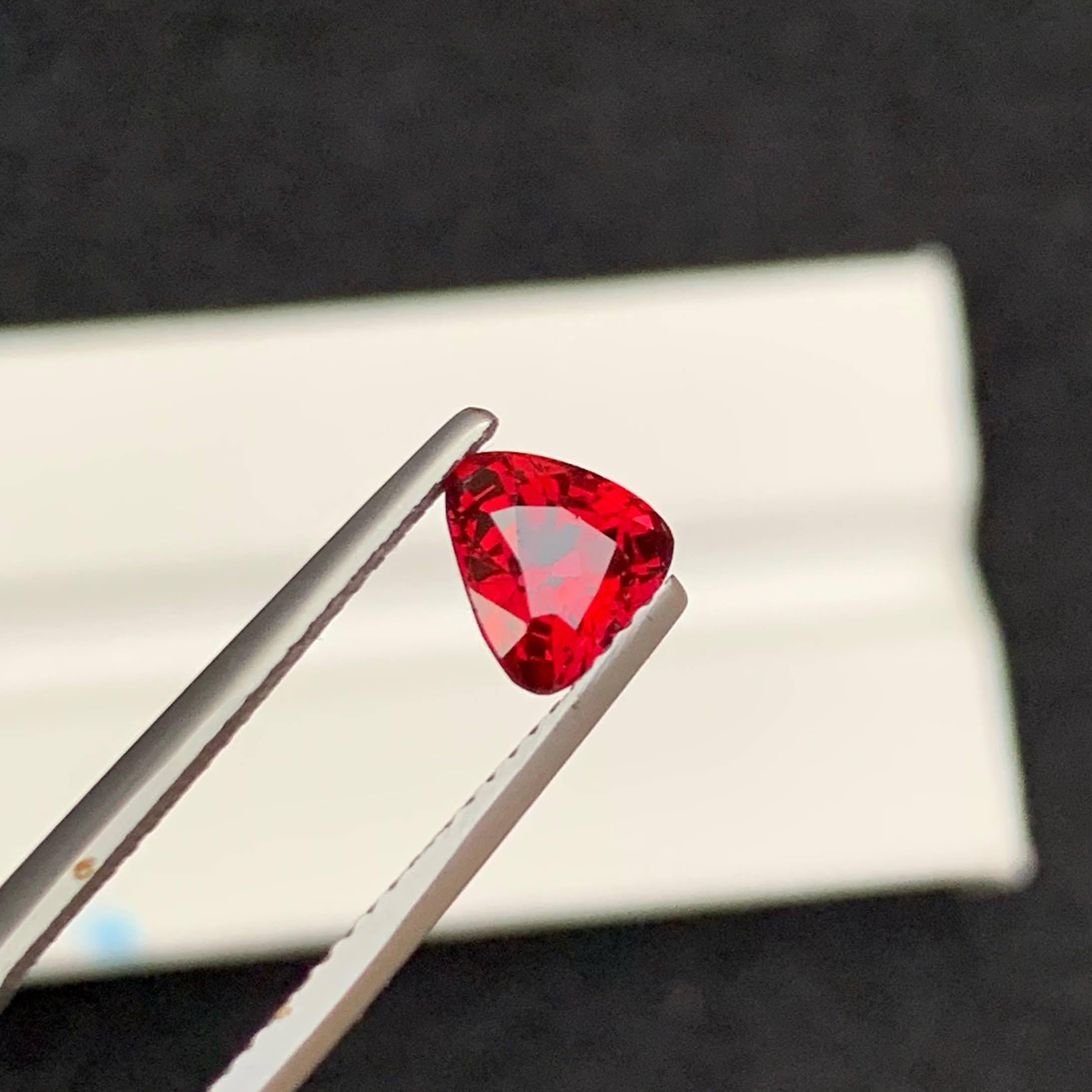 Gewicht 1,20 Karat 
Abmessungen 6.5x6.1x4.3mm
Behandlung Keine
Herkunft Birmanisch 
Klarheit VVS 
Formschnitt Billion 





Dieser 1,20 Karat schwere, natürliche, lose, leuchtend rote Spinellstein ist ein fesselnder Edelstein, der eine intensive