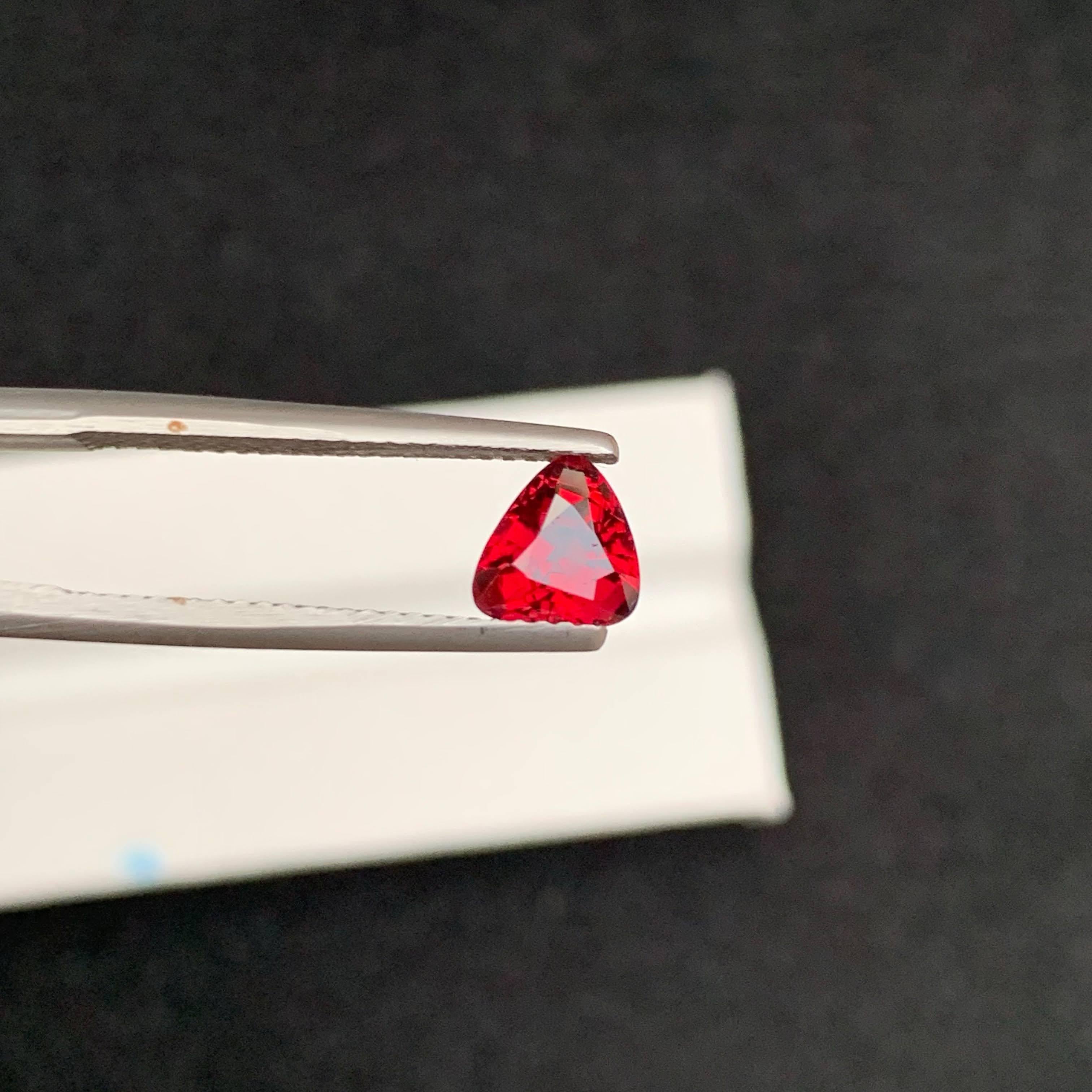 1,20 Karat natürlicher loser heller roter Spinell Stein Billion Schliff burmesischer Edelstein (Trillionschliff) im Angebot